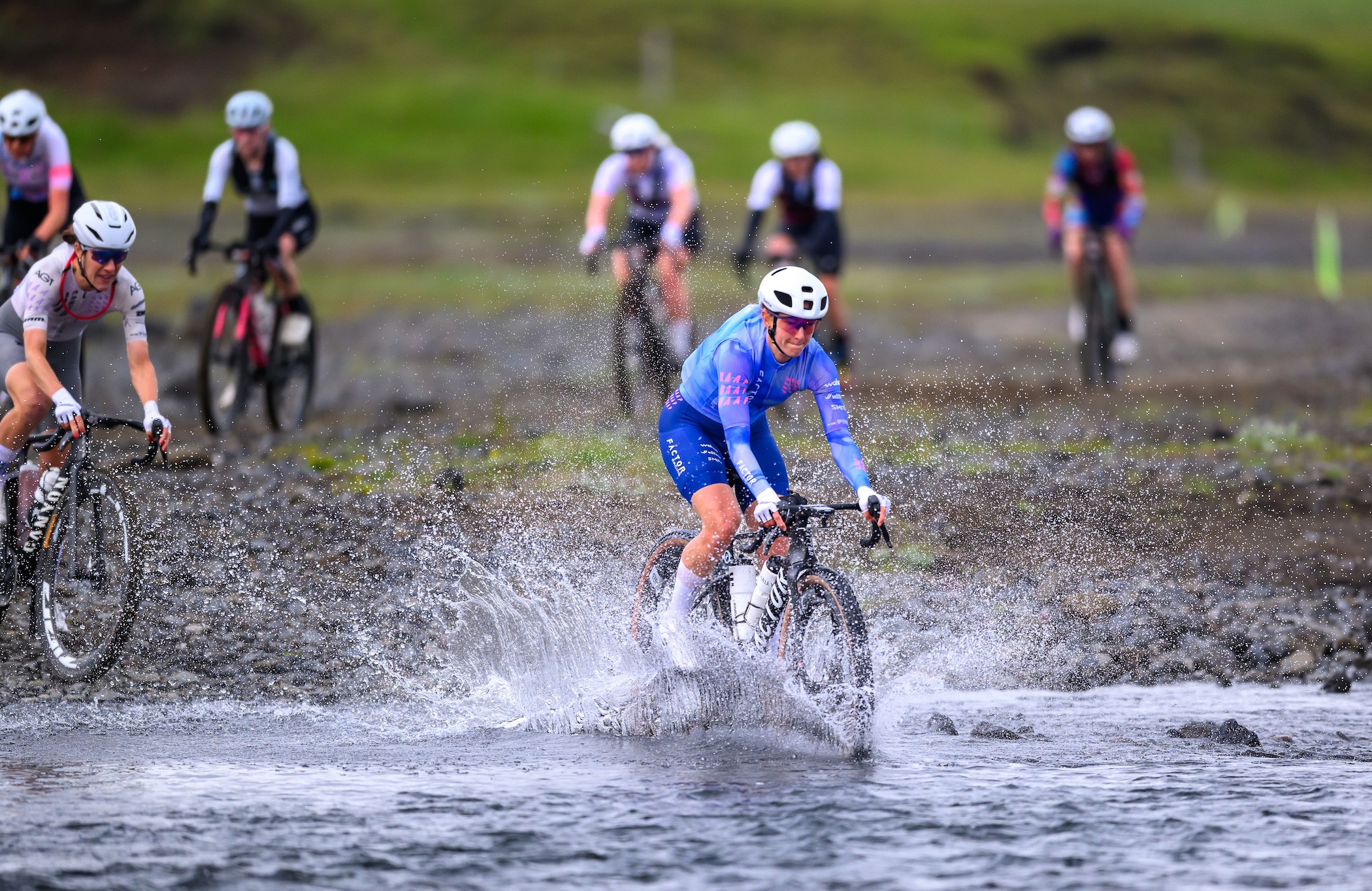La ganadora profesional femenina de los 200 km del Rift en 2026, Haley Smith, lidera en cruce de agua por delante de la ganadora de 2025, Rosa Klöser.