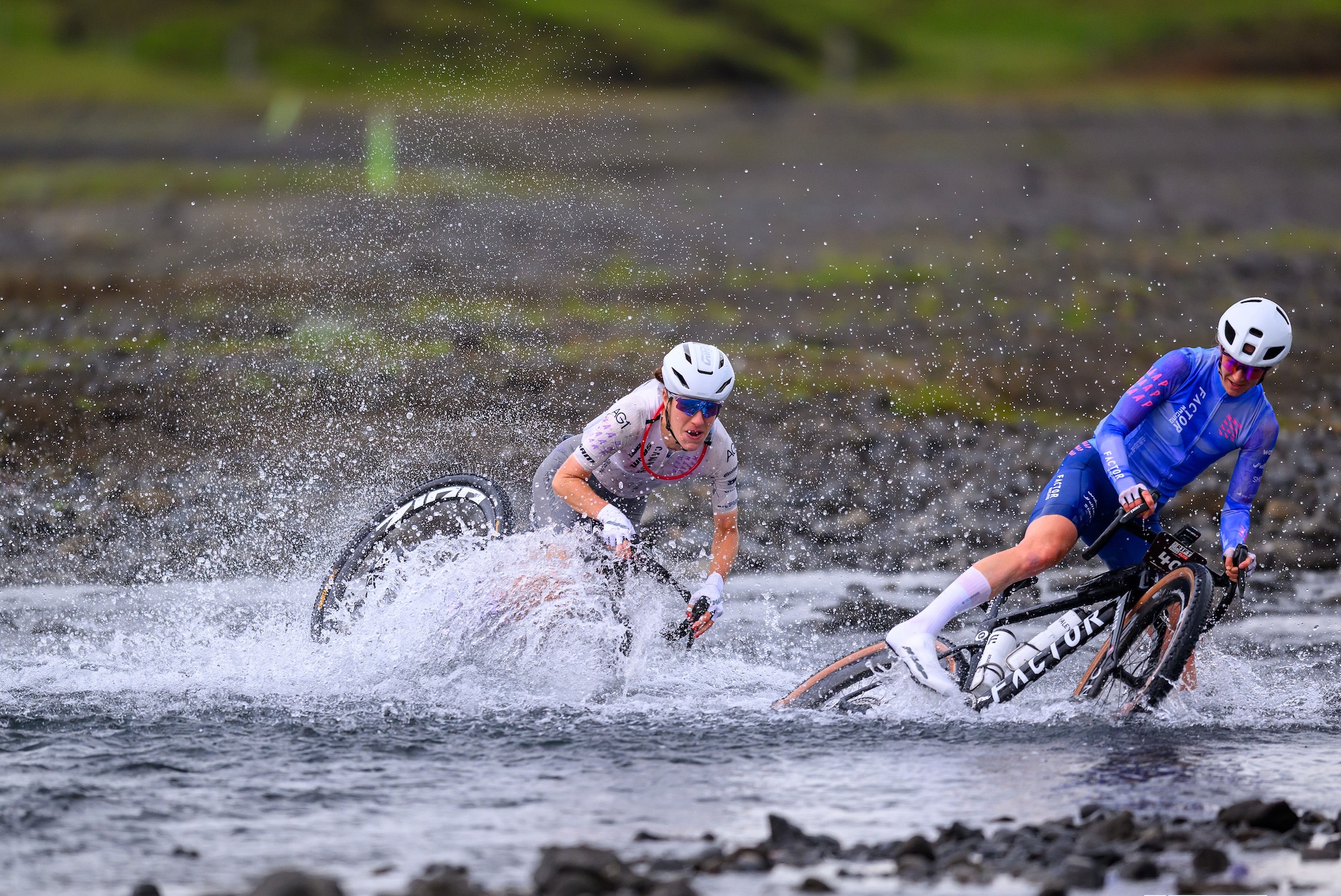 Haley Smith y Rosa Klöser caen en un cruce de aguas frías y profundas en 2026 The Rift