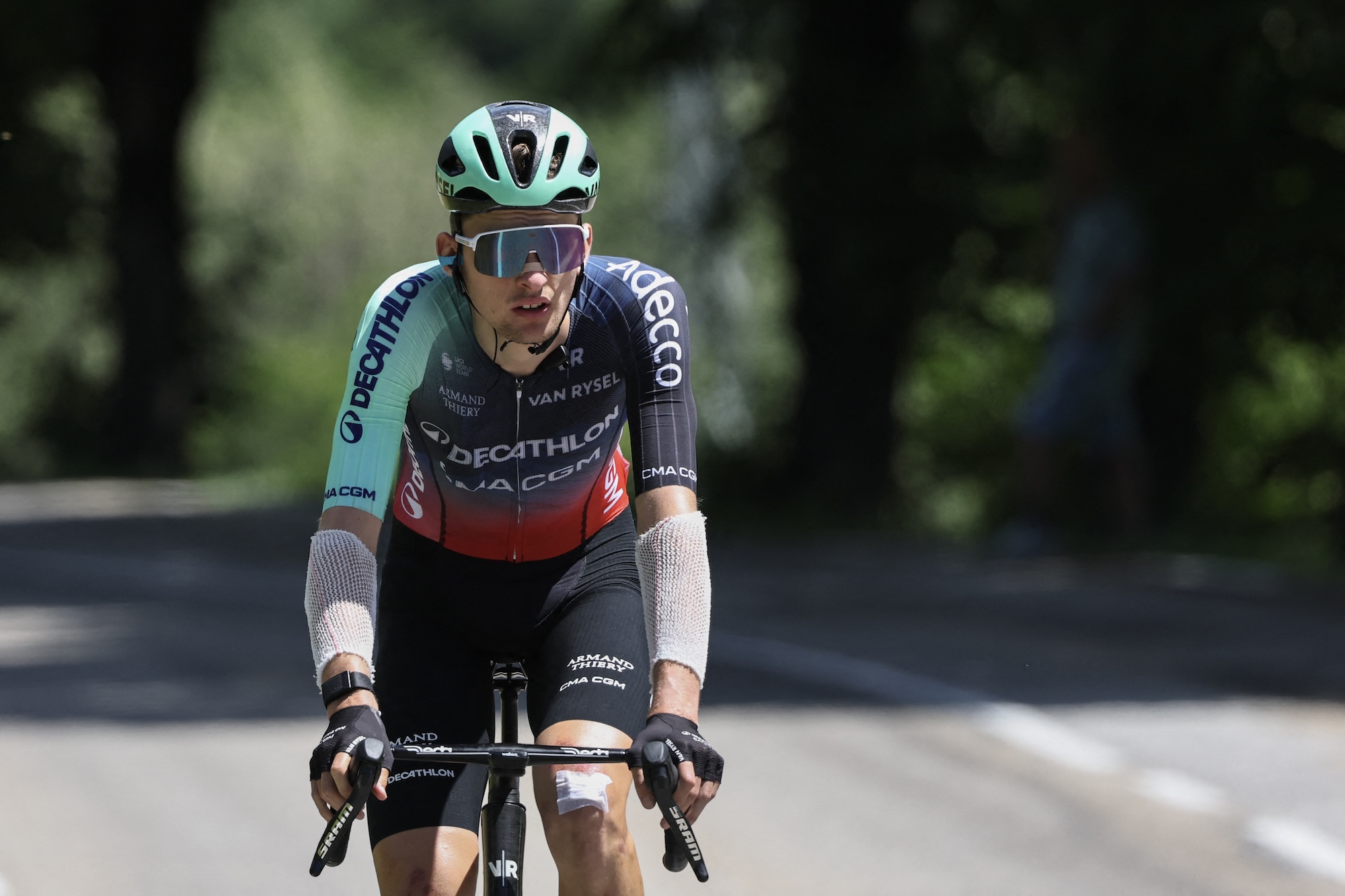 El ciclista francés del equipo Decathlon CMA CGM, Paul Seixas, cae detrás del grupo de ciclistas durante la octava y última etapa de la carrera ciclista Tour Auvernia-Ródano-Alpes (anteriormente conocida como Criterium du Dauphine), 120,1 km entre Beaufort y Plateau de Solaison, en los Alpes franceses el 14 de junio de 2026. El ciclista francés del equipo Decathlon CMA CGM, Paul Seixas se retiró temprano de la carrera en la última octava etapa después de sufrir una caída un día antes. (Foto de Anne-Christine POUJOULAT / AFP)