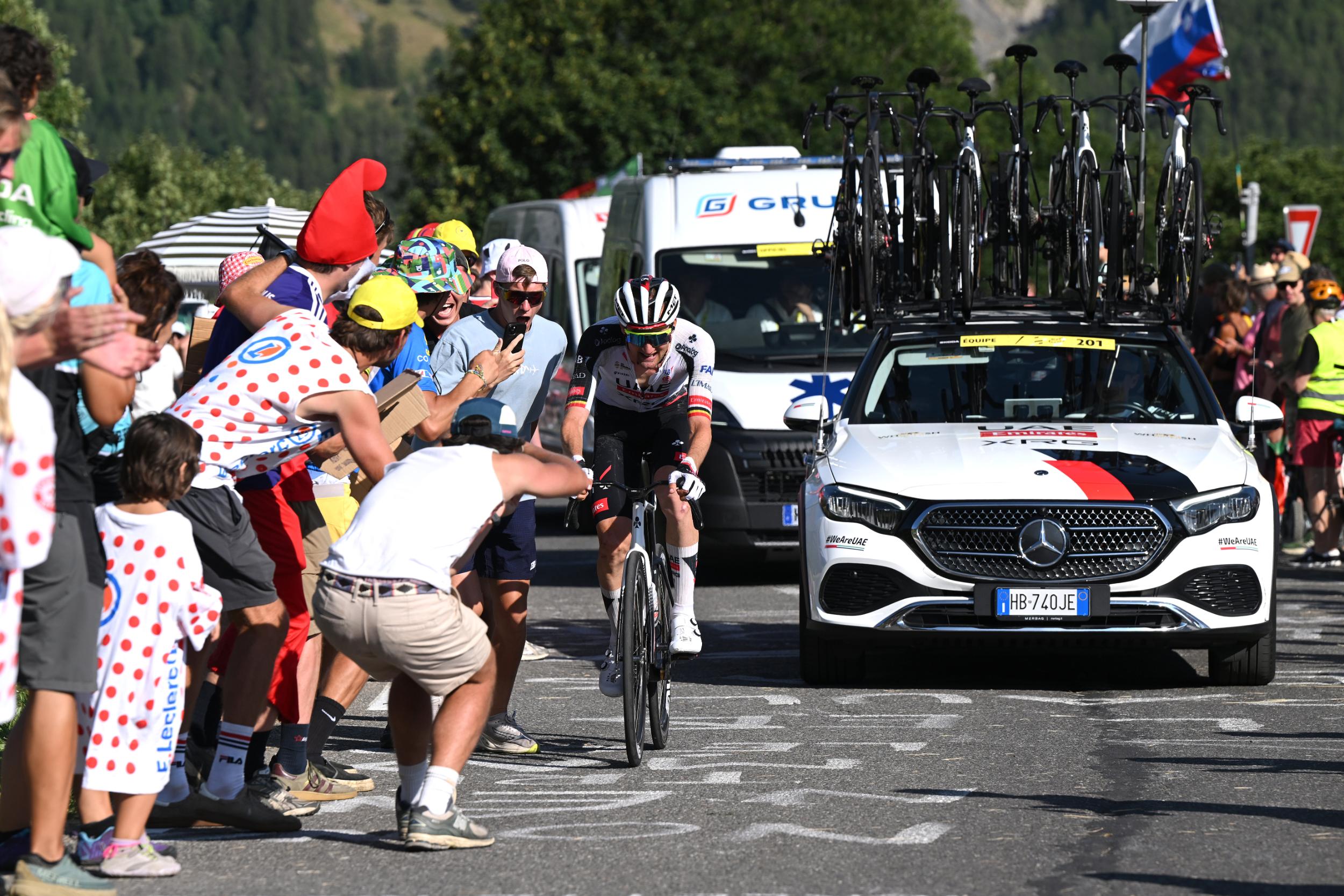 Tim Wellens cabalga delante del carro escoba en la etapa 18 del Tour de Francia 2026