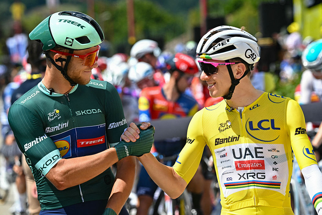 Lidl - El ciclista italiano del equipo Trek, Jonathan Milan, con el maillot verde de mejor velocista (izq.), le da la mano al UAE Team Emirates - El ciclista esloveno del equipo XRG, Tadej Pogacar, con el maillot amarillo de líder general al inicio de la 18.ª etapa de la 112.ª edición del Tour de Francia, 171,5 km entre Vif y Courchevel Col de la Loze, en los Alpes, sureste de Francia, el 24 de julio de 2025. (Foto de Loic VENANCE / AFP)