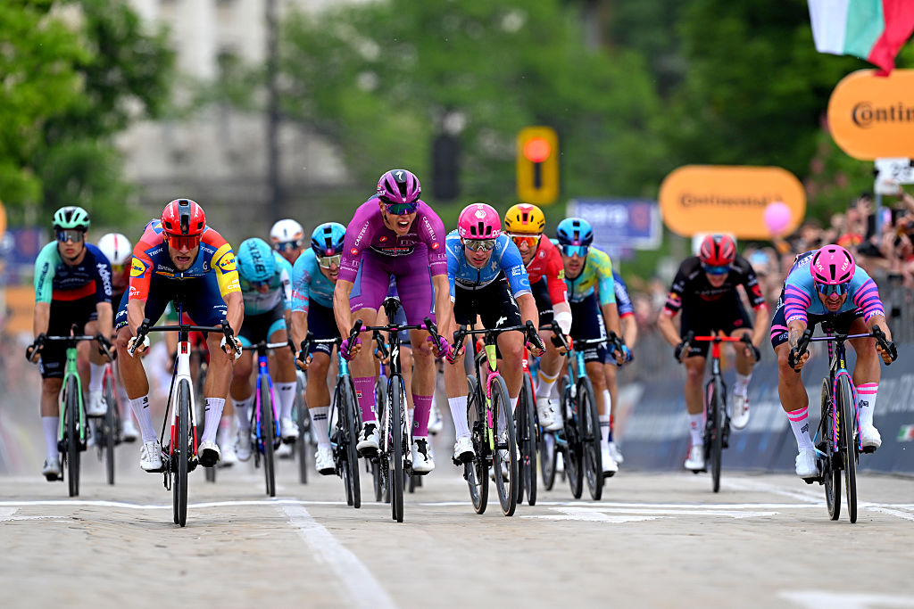 SOFÍA, BULGARIA - 10 DE MAYO: (LR) Jonathan Milan de Italia y el equipo Lidl - Trek, Paul Magnier de Francia y el equipo Soudal Quick-Step - Purple Points Jersey, Madis Mihkels de Estonia y el equipo EF Education - EasyPost y Dylan Groenewegen de los Países Bajos y el equipo Unibet Rose Rockets corren en la línea de meta durante el 109º Giro d'Italia 2026, etapa 3 a Etapa de 175km de Plovdiv a Sofía / #UCIWT / el 10 de mayo de 2026 en Sofía, Bulgaria. (Foto de Tim de Waele/Getty Images)