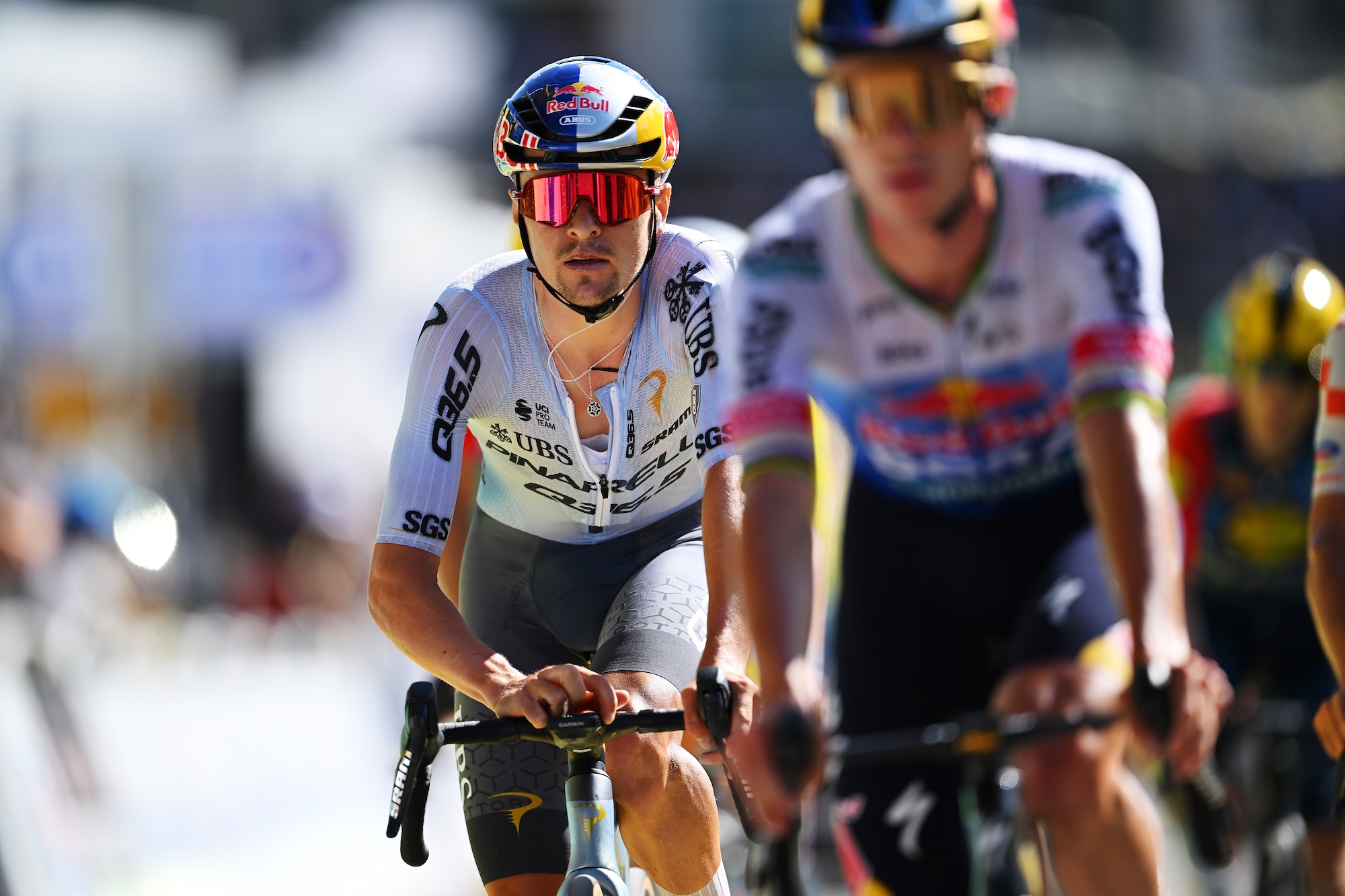 Tom Pidcock de Pinarello Q36.5 Pro Cycling cruza la línea de meta de la etapa 18 en Orcieres-Merlette con Remco Evenepoel y el grupo delantero de corredores, 4:35 detrás del ganador de la etapa