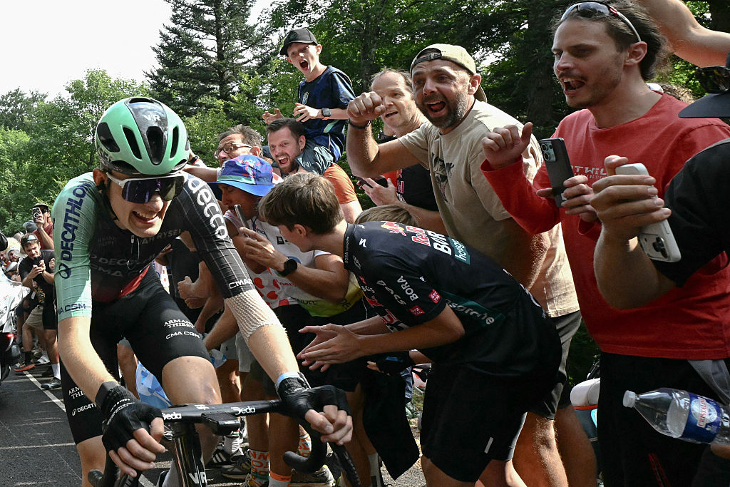 Paul Seixas persigue a los líderes de la escapada en los últimos kilómetros de la ascensión final de la 14ª etapa del Tour de Francia