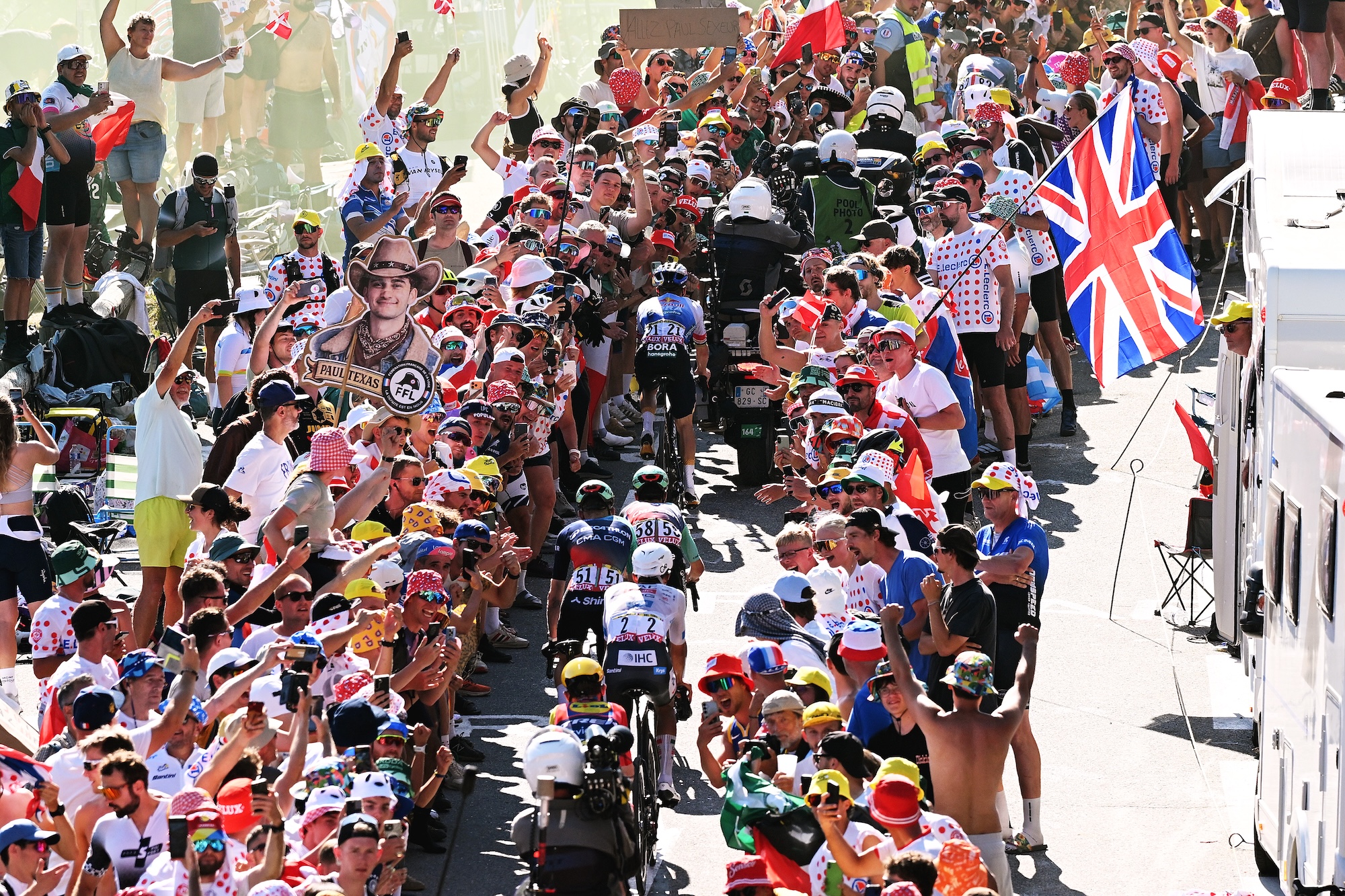 Una vista aérea de la multitud que invade a los ciclistas y de Evenepoel atrapado detrás de tres motos incapaces de atacar.