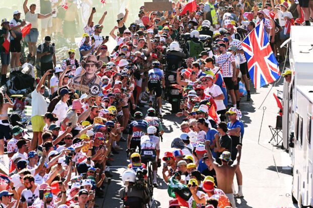 'Si hubiéramos tenido coches más antiguos, el accidente no habría ocurrido': el organizador del Tour de Francia defiende el control de multitudes en Alpe d'Huez mientras el director de los Emiratos Árabes Unidos se disculpa por el incidente con el coche de Rubio
