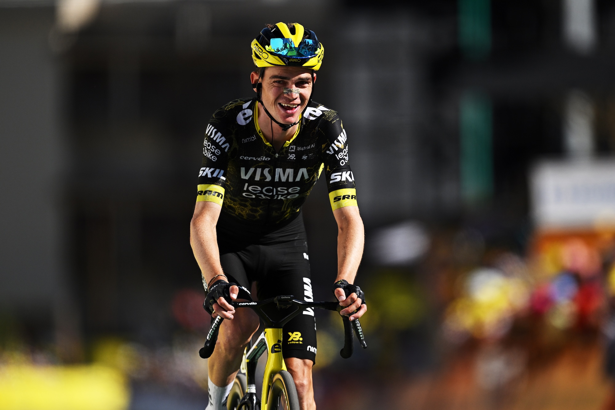 Sepp Kuss de Estados Unidos y el equipo Visma | Lease a Bike cruza la meta durante el 113° Tour de Francia 2026, Etapa 19