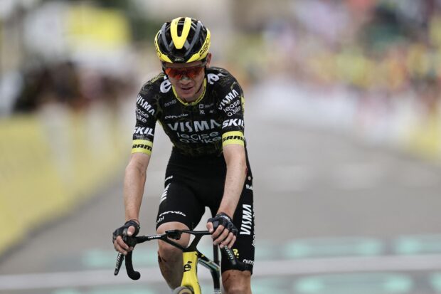 Sepp Kuss se pierde la victoria de etapa después de estrellarse dos veces en el descenso mientras se dirigía al final de la etapa 20 del Tour de Francia.