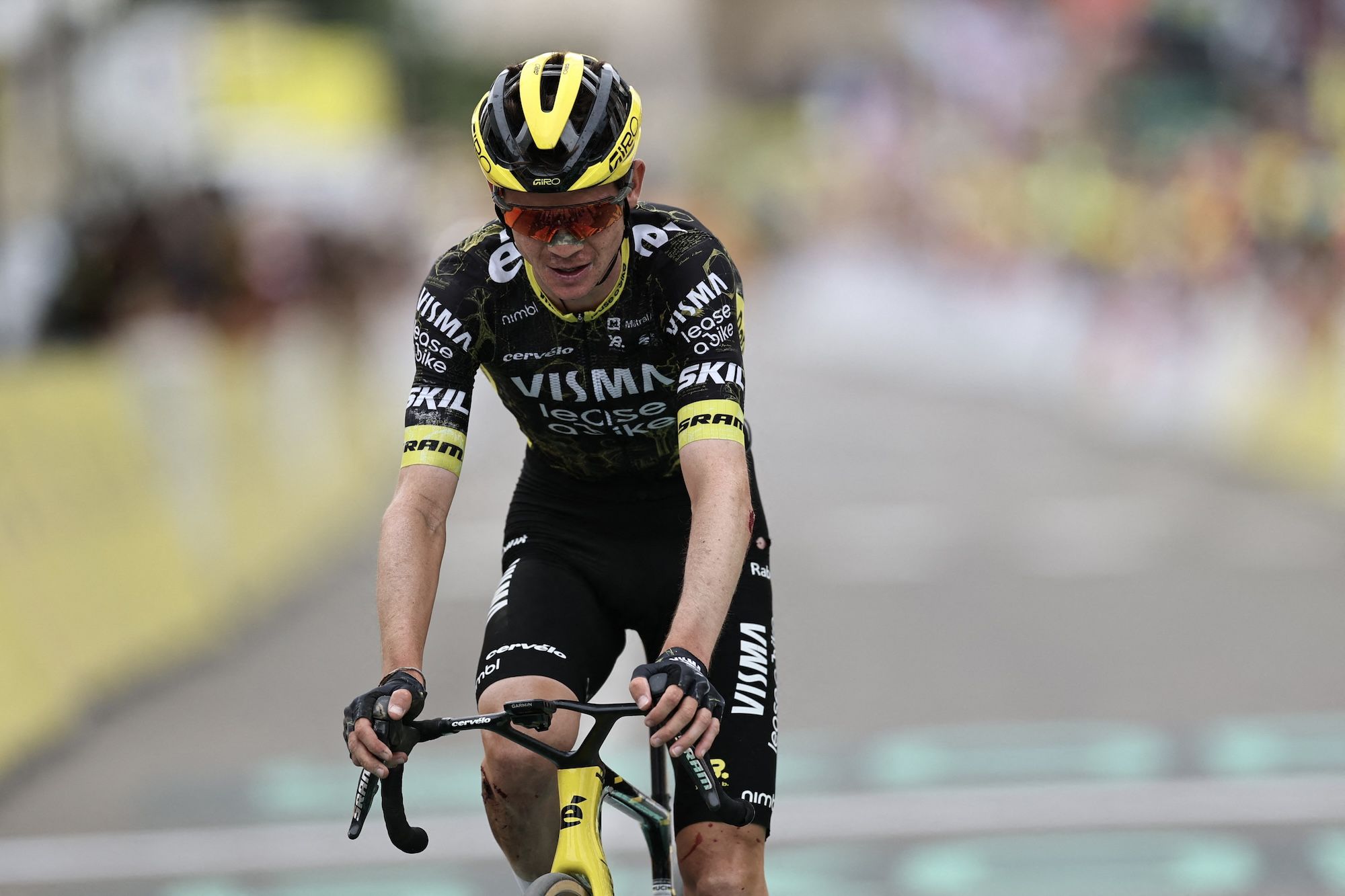 Sepp Kuss se pierde la victoria de etapa después de estrellarse dos veces en el descenso mientras se dirigía al final de la etapa 20 del Tour de Francia.