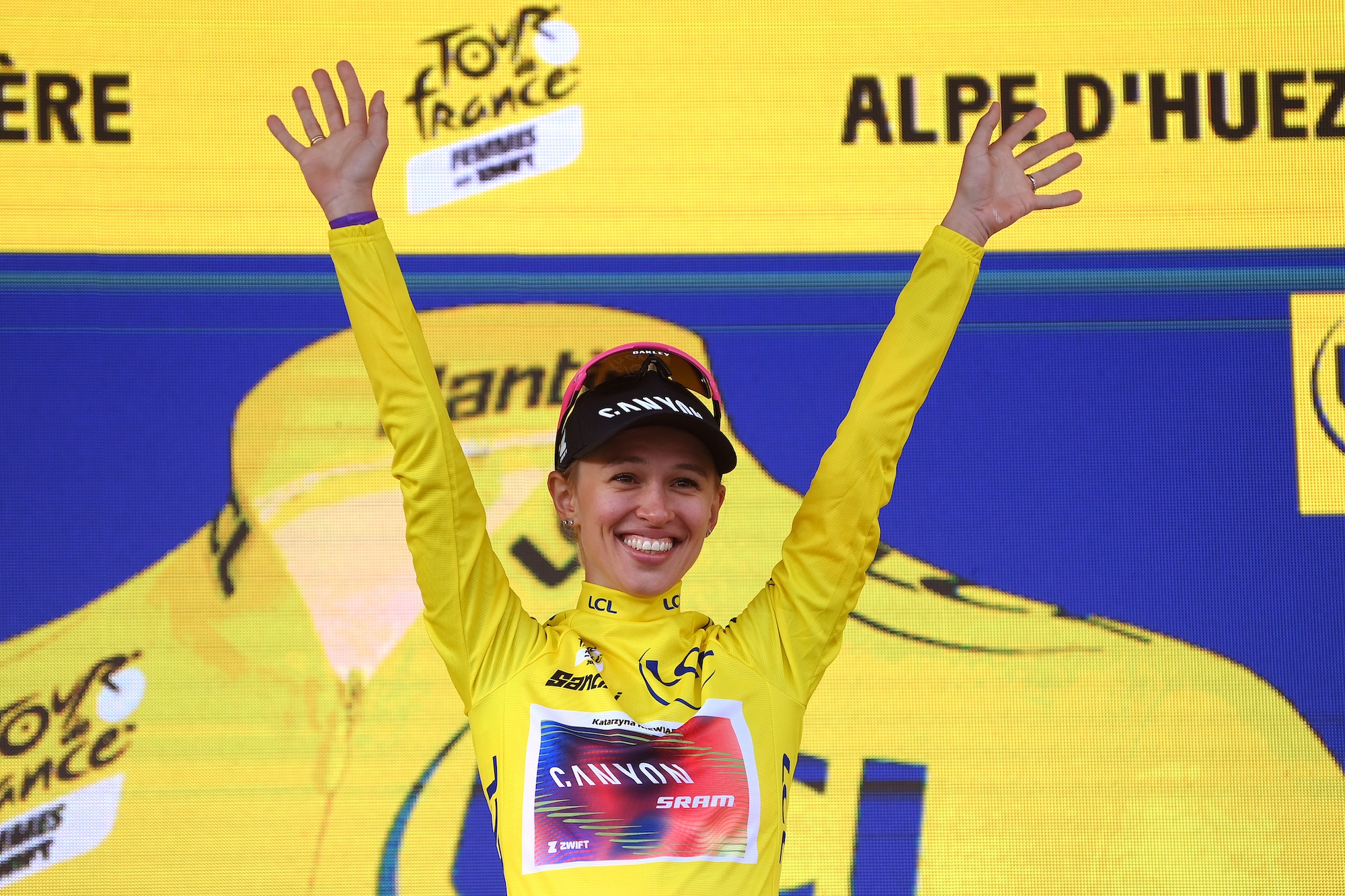 Kasia Niewiadoma-Phinney (Canyon/SRAM) de amarillo en el Tour de Francia Femmes 2024 (Foto de Alex Broadway/Getty Images)