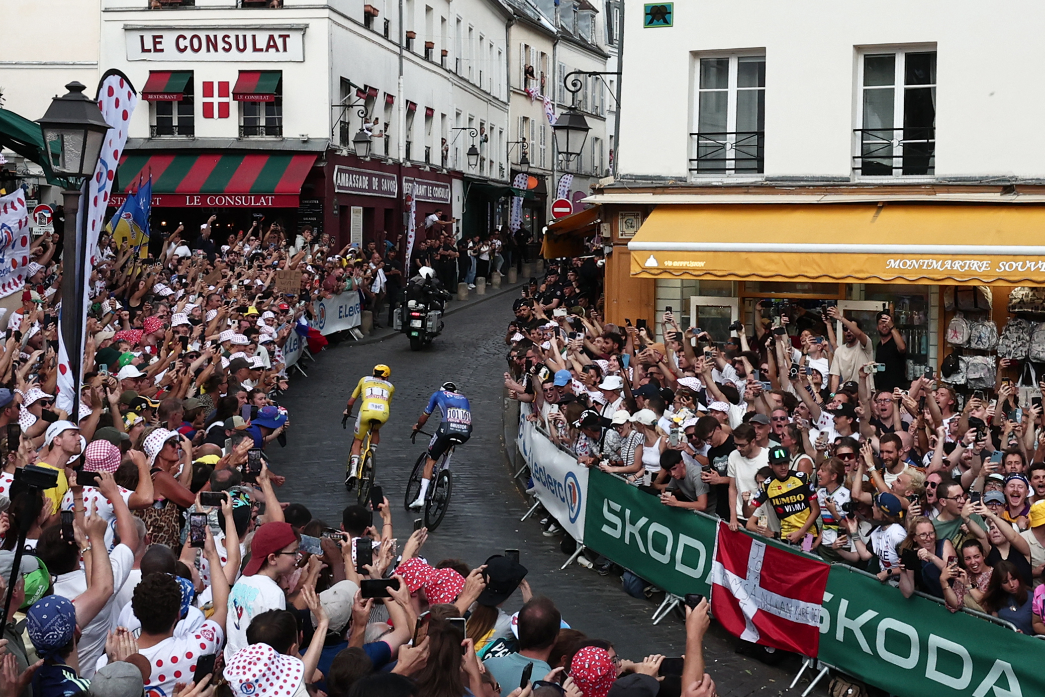 UAE Team Emirates - El ciclista esloveno de XRG, Tadej Pogacar, con el maillot amarillo de líder general, y el ciclista holandés de Alpecin - Premier Tech Team, Mathieu van der Poel, pedalean en una escapada en la cima de la Butte de Montmartre durante la 21.ª etapa de la 113.ª edición de la carrera ciclista del Tour de Francia, de 88,7 km con salida y llegada en París, el 26 de julio de 2026. (Foto por Xavier GALIANA / AFP)