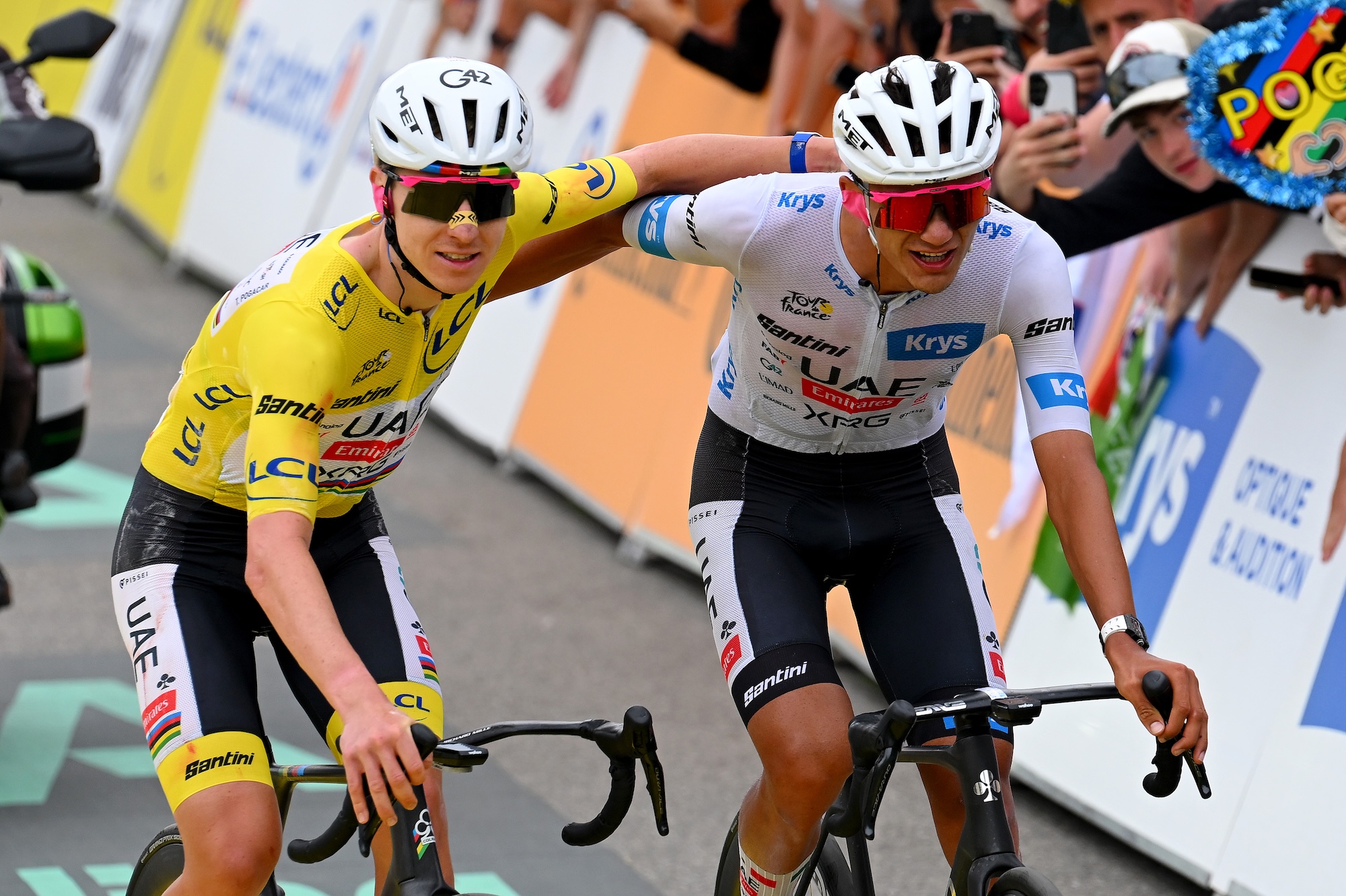 Isaac del Toro (derecha) viaja junto a su compañero de equipo UAE Team Emirates-XRG, Tadej Pogačar, en el final de la etapa 20 de Alpe d'Huez para solidificar sus ventajas en la clasificación de cara a la final en París, Del Toro como mejor corredor joven con maillot blanco y Pogačar como líder de la carrera con maillot amarillo.