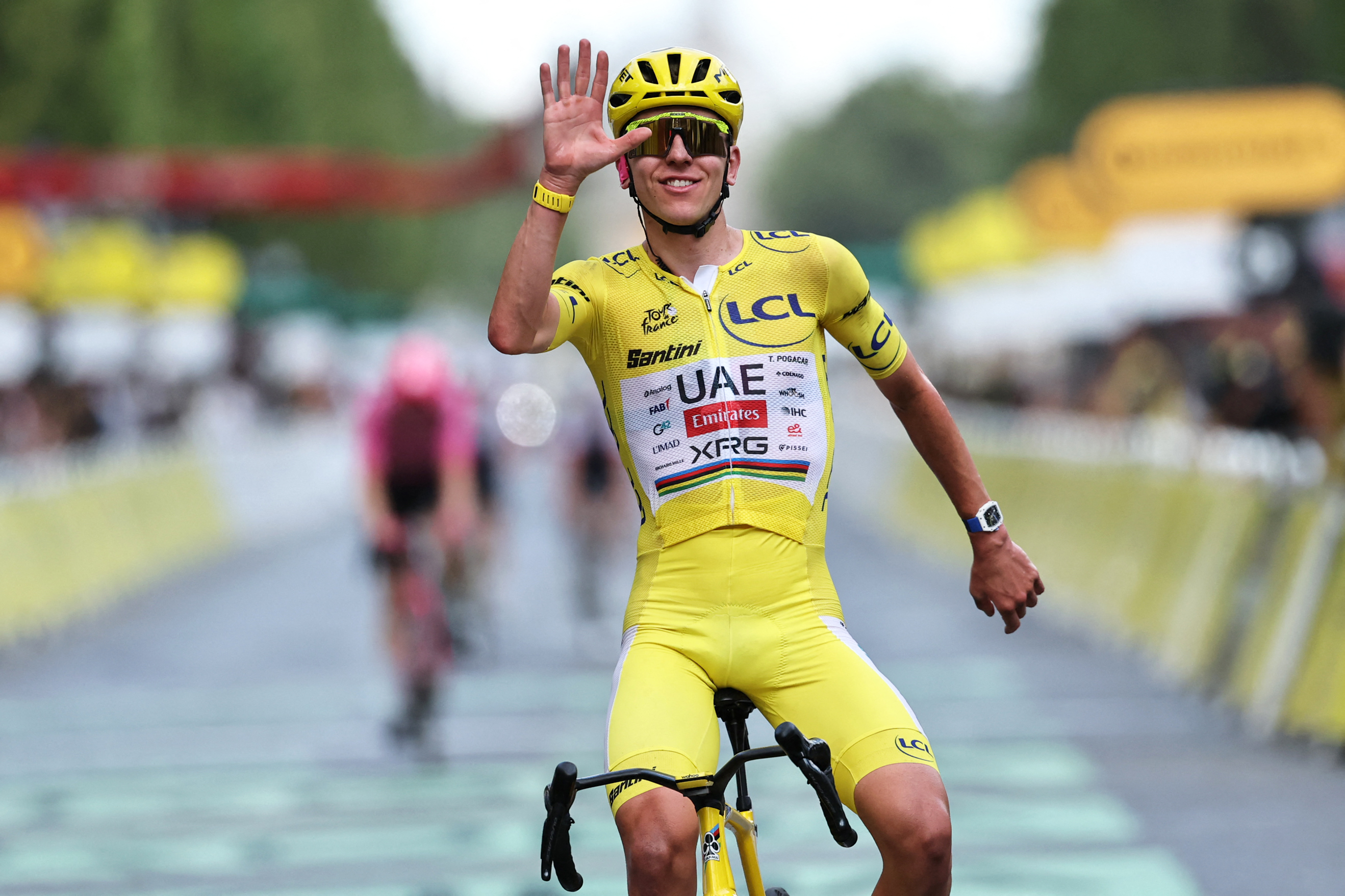 Tadej Pogačar celebra su victoria general al cruzar la meta de la etapa 21 del Tour de Francia