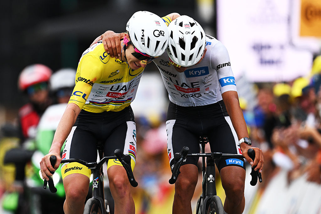 ALPE D'HUEZ, FRANCIA - 25 DE JULIO: (LR) El ganador general final, Tadej Pogacar de Eslovenia y - Jersey de líder amarillo e Isaac Del Toro de México - Jersey de mejor joven ciclista blanco y el ganador del tercer lugar celebran en la línea de meta durante el 113.o Tour de Francia 2026, etapa 20, una etapa de 170,9 km desde Le Bourg d&amp;apos;Oisans hasta Alpe d&amp;apos;Huez 1842m / #UCIWT / el 25 de julio de 2026 en Alpe d&amp;apos;Huez, Francia. (Foto de Luc Claessen/Getty Images)