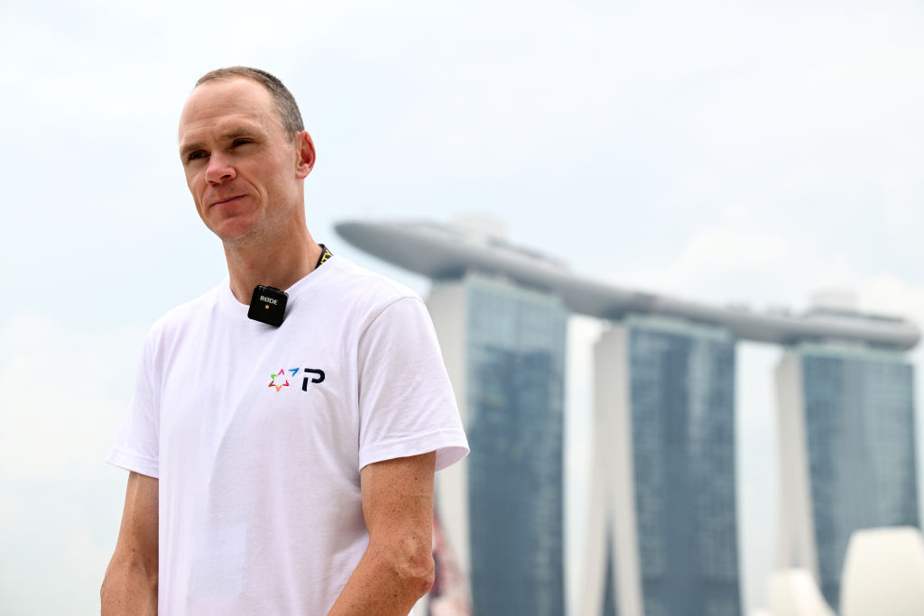 SINGAPUR, SINGAPUR - 9 DE NOVIEMBRE: Chris Froome del Reino Unido y el equipo Criterium Legends posan para un retrato durante el día de prensa previo al 3er Tour de Francia Prudential Singapore 2024 el 9 de noviembre de 2024 en Singapur. (Foto de Tim de Waele/Getty Images)