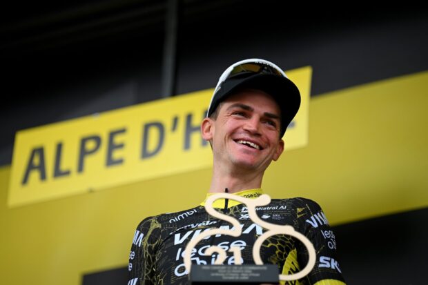 Sepp Kuss, multado con una gran multa, pérdida de tiempo y deducción de puntos por tirar basura en el Tour de Francia