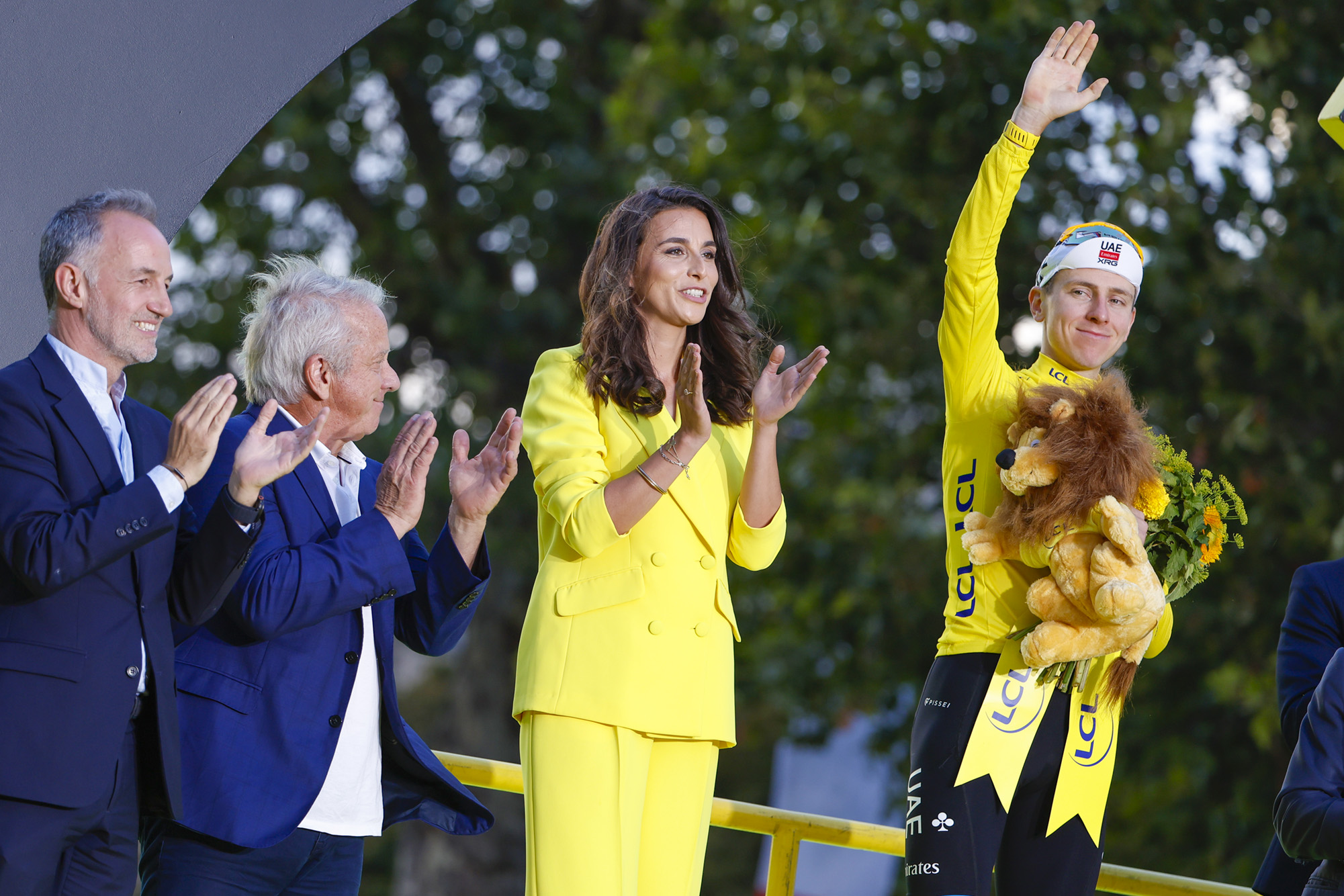 PARÍS, FRANCIA - 26 DE JULIO: El ganador del maillot amarillo del líder de la carrera Tadej Pogacar de Eslovenia y el equipo UAE Team Emirates - XRG - dejó al alcalde de París Emmanuel Gregoire y Greg Lemond - durante la ceremonia del podio después de la etapa 21 del 113º Tour de Francia 2026, etapa final de 88,7 km entre los Campos Elíseos de París y los Campos Elíseos de París el 26 de julio. 2026 en París, Francia. (Foto de Jean Catuffe/Getty Images)