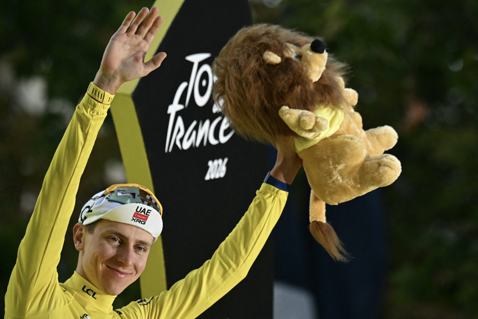 Tadej Pogačar (UAE Team Emirates-XRG) celebra en el podio con el maillot amarillo de líder general después de la etapa 21 del Tour de Francia 2026 en París