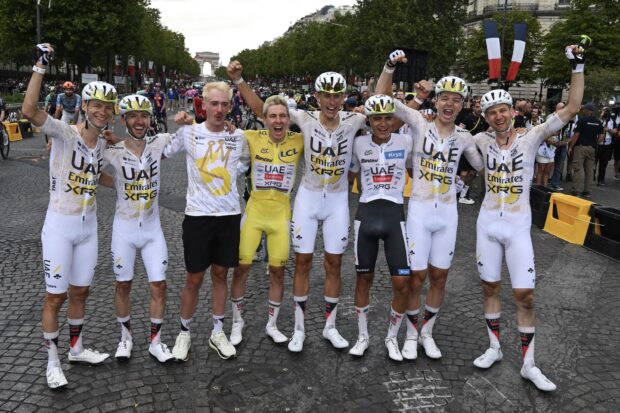 'Sin ellos no estaría aquí cinco veces': Tadej Pogačar rinde homenaje a familiares y amigos en el discurso del ganador del Tour de Francia
