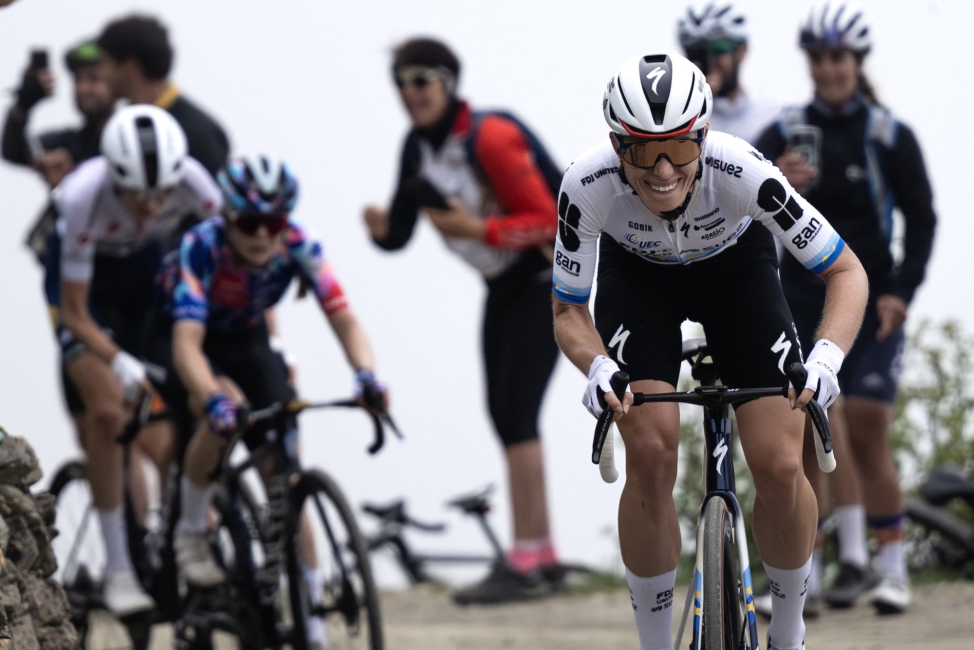 FDJ SUEZ' La ciclista holandesa Demi Vollering sube el paso de montaña Colle delle Finestre mientras compite en la octava etapa del Giro de Italia Femenino 2026