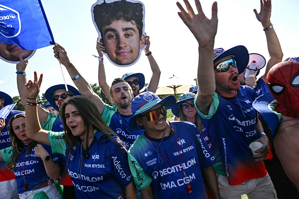 Los espectadores animan al ciclista francés del equipo Decathlon CMA CGM, Paul Seixas, a lo largo de la ruta de la carrera durante la 16.ª etapa de la 113.ª edición de la carrera ciclista del Tour de Francia, una contrarreloj de 26,1 km entre Évian-les-Bains y Thonon-les-Bains en los Alpes franceses, el 21 de julio de 2026. (Foto de Loic VENANCE / AFP)