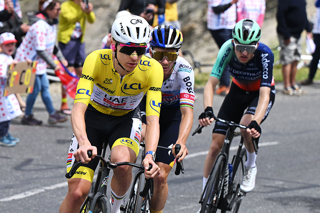 ALPE D'HUEZ, FRANCIA - 25 DE JULIO: (LR) Tadej Pogacar de Eslovenia y UAE Team Emirates - XRG - Yellow Leader Jersey, Remco Evenepoel de Bélgica y Team Red Bull - BORA - hansgrohe y Paul Seixas de Francia y Decathlon CMA CGM Team compiten subiendo al Col du Galibier (2642m) durante el 113º Tour de Francia 2026, etapa 20 una etapa de 170,9 km desde Le Bourg d&amp;apos;Oisans hasta Alpe d&amp;apos;Huez 1842m / #UCIWT / el 25 de julio de 2026 en Alpe d&amp;apos;Huez, Francia. (Foto de Dario Belingheri/Getty Images)