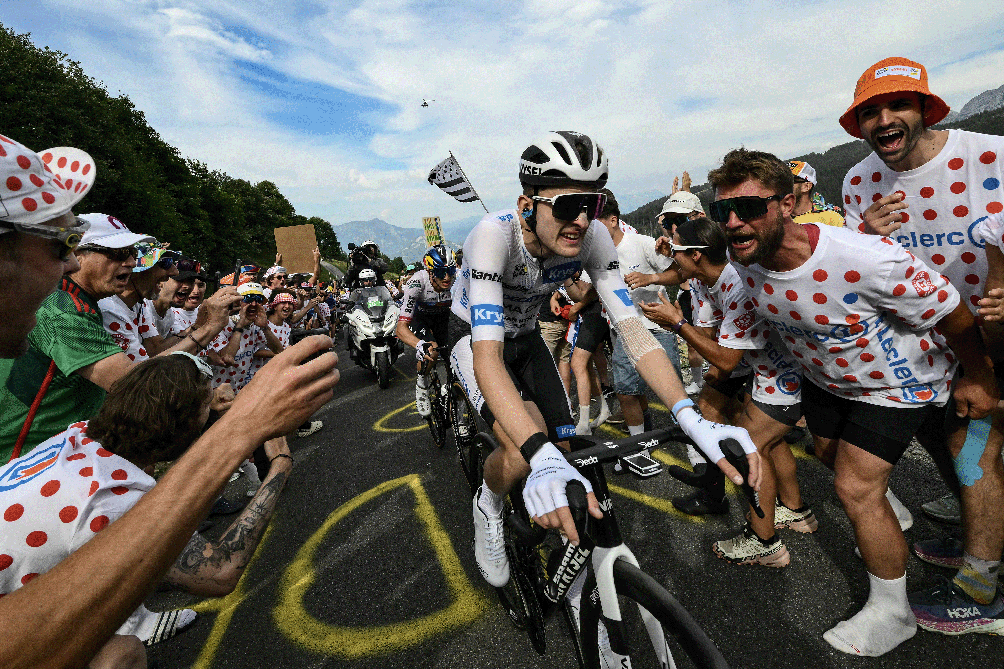 El ciclista francés Paul Seixas pedalea en el ascenso final de la 15.ª etapa de la 113.ª edición de la carrera ciclista del Tour de Francia, entre multitudes hasta Plateau de Solaison el 19 de julio de 2026.