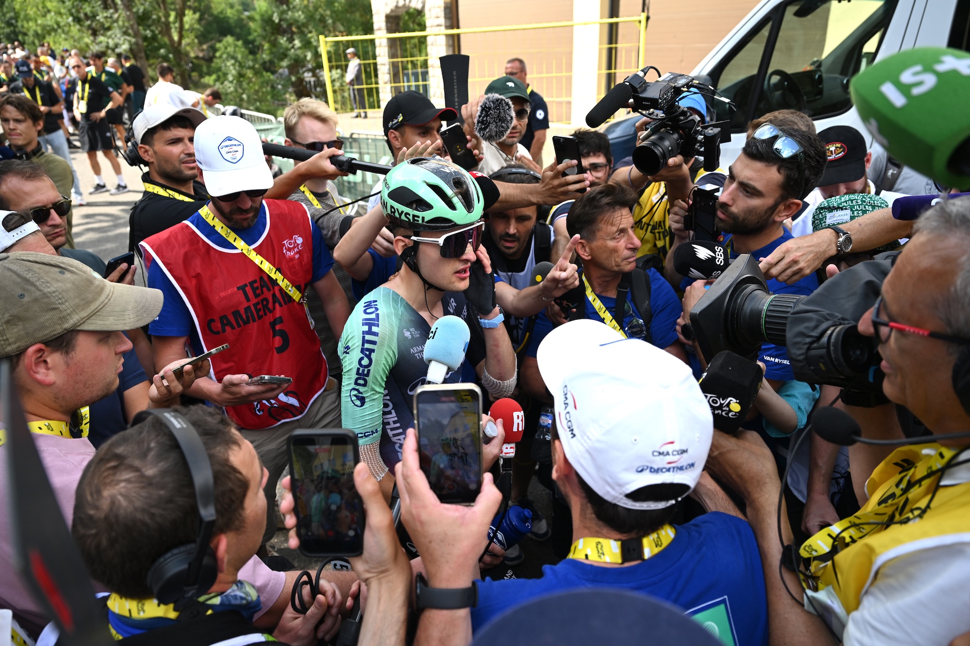 Paul Seixas del equipo Decathlon CMA CGM habla con los medios después de la etapa 6 en Gavarnie-Gedre