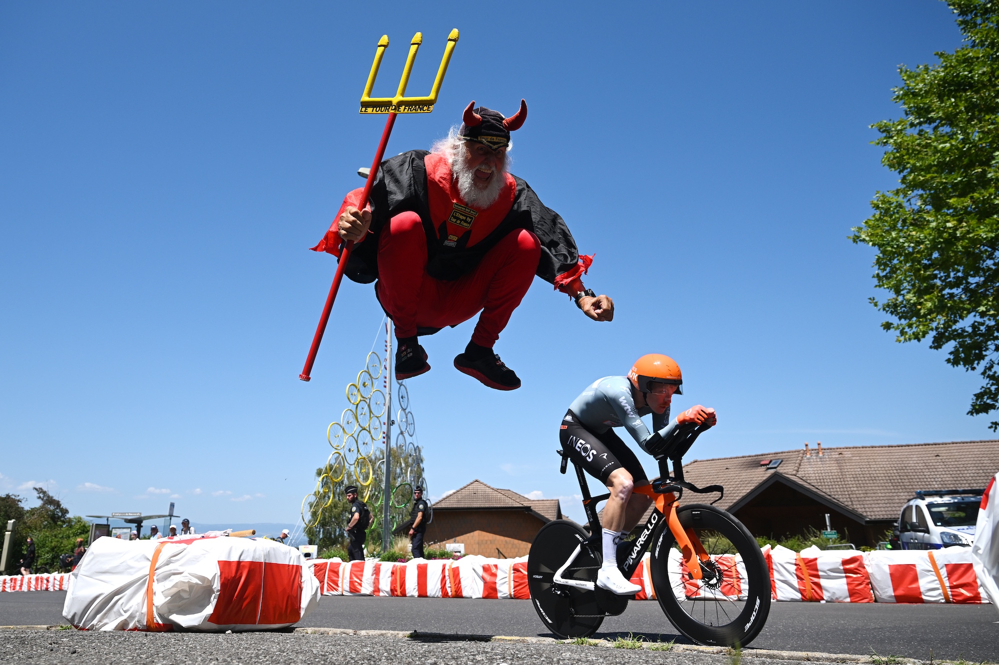 Equipo ciclista Dorian Godon (Netcompany INEOS) con Didi the Devil durante la etapa 16 del Tour de Francia (Foto de Dario Belingheri/Getty Images)