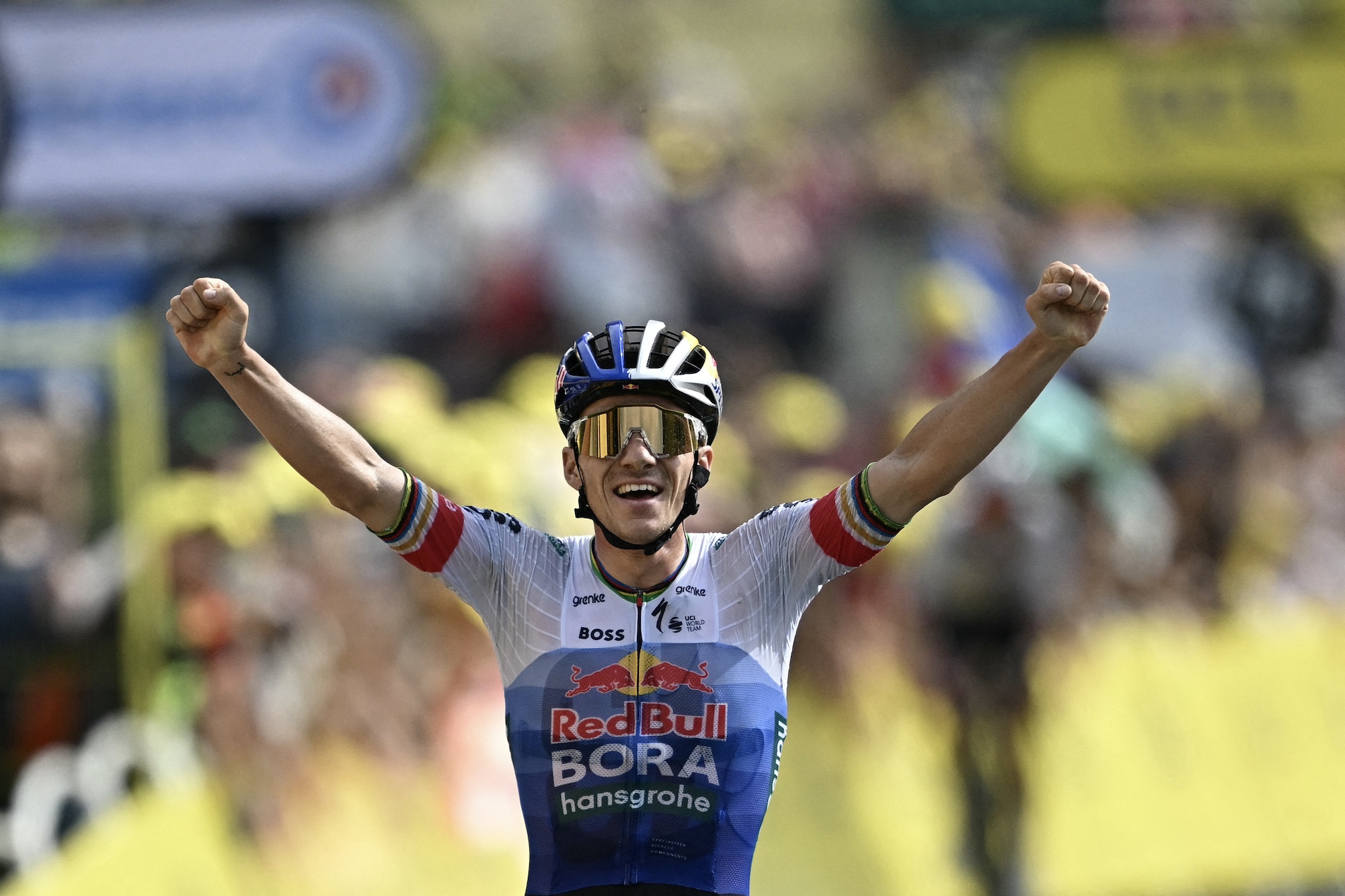 Red Bull - BORA - El ciclista belga del equipo hansgrohe, Remco Evenepoel, llega a la meta para ganar la 15.ª etapa de la 113.ª edición de la carrera ciclista del Tour de Francia, 183,9 km entre Champagnole y Plateau de Solaison en las montañas del Jura, el 19 de julio de 2026. (Foto de Loic VENANCE / AFP)