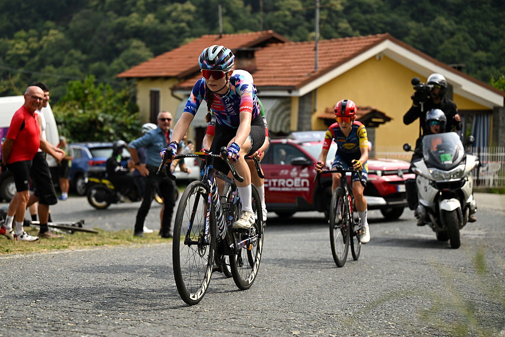 SALUZZO, ITALIA - 7 DE JUNIO: Antonia Niedermaier de Alemania y el equipo CANYON//SRAM zondacrypto lideran la escapada durante el 37º Giro d'Italia Mujeres 2026 - Etapa 9, una etapa de 145 km de Saluzzo a Saluzzo / #UCIWWT / el 7 de junio de 2026 en Saluzzo, Italia. (Foto de Luc Claessen/Getty Images)