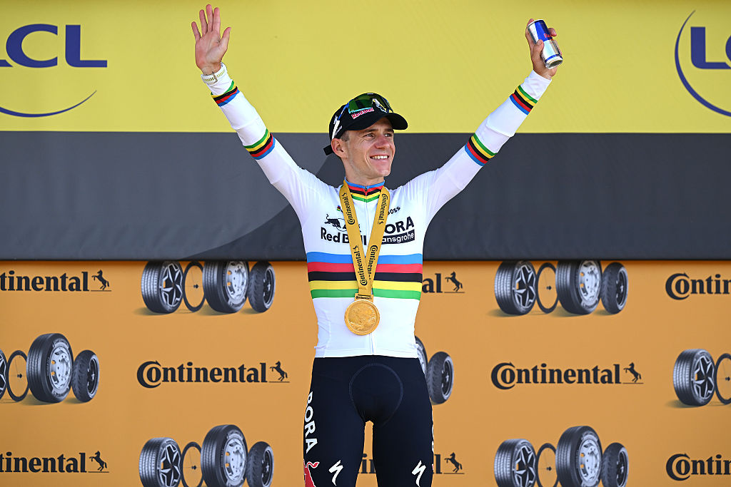 Remco Evenepoel celebra en el podio vistiendo la camiseta de campeón del mundo