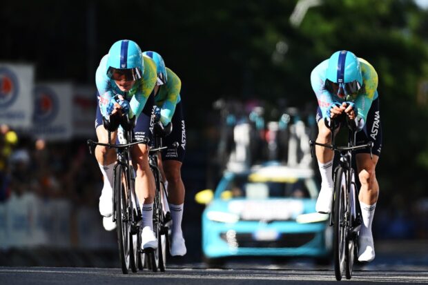 'No es como queríamos empezar el Tour de Francia': el XDS Astana sufre una espectacular caída en la contrarreloj por equipos