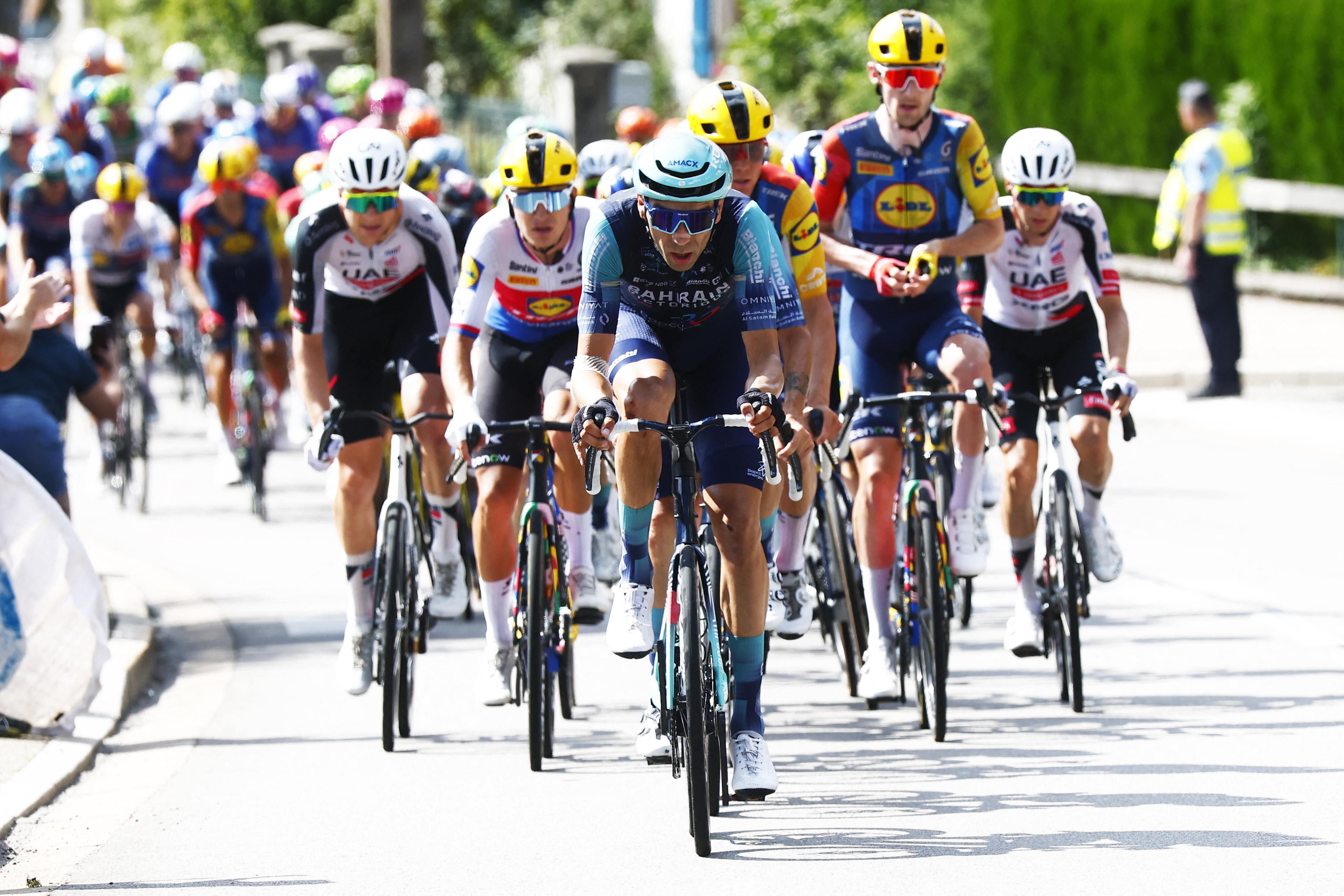 Bahrain Victorious lidera la persecución en la etapa 13 del Tour de Francia