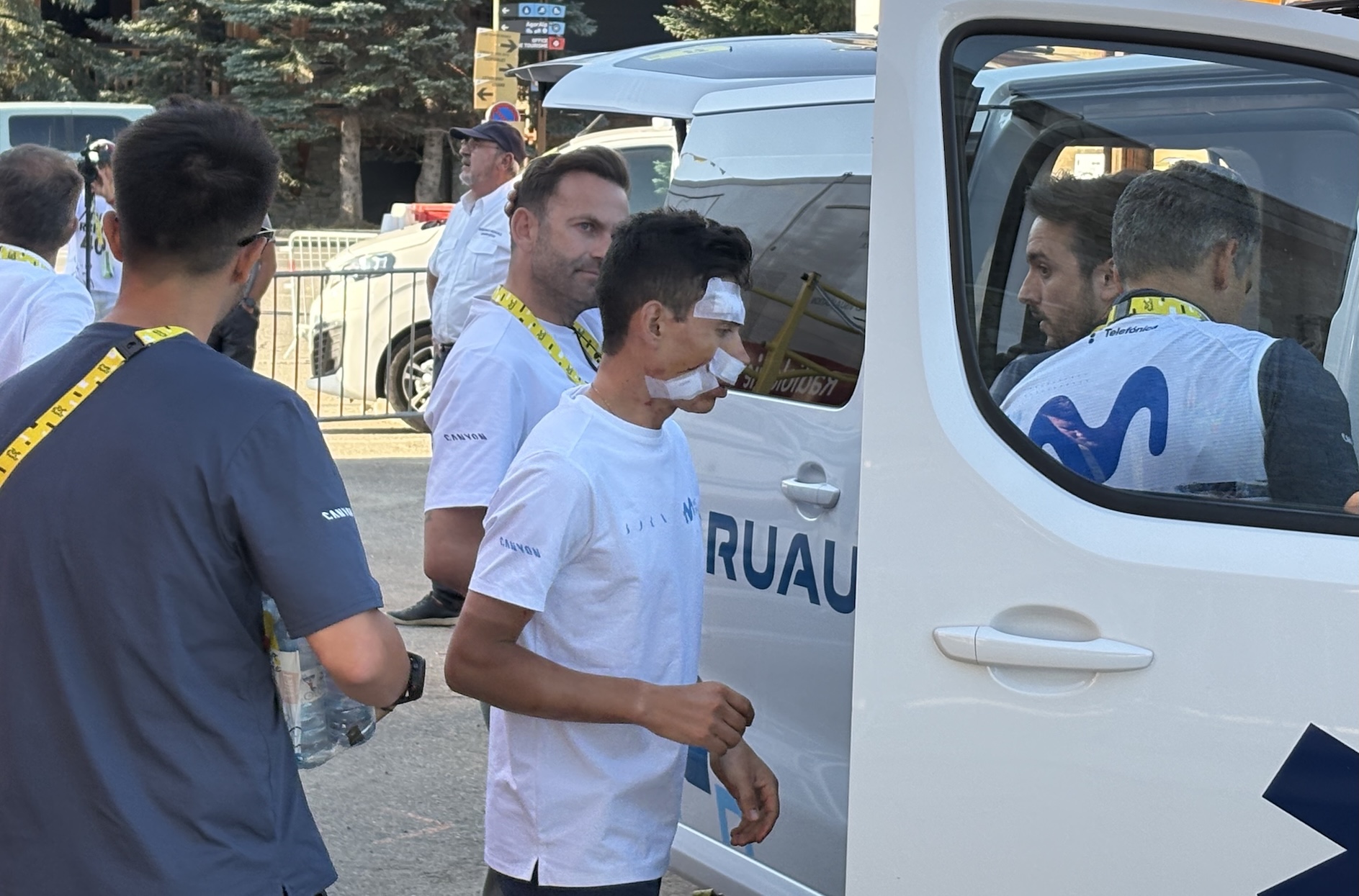 Einer Rubio sube a una ambulancia con el rostro cubierto de vendas