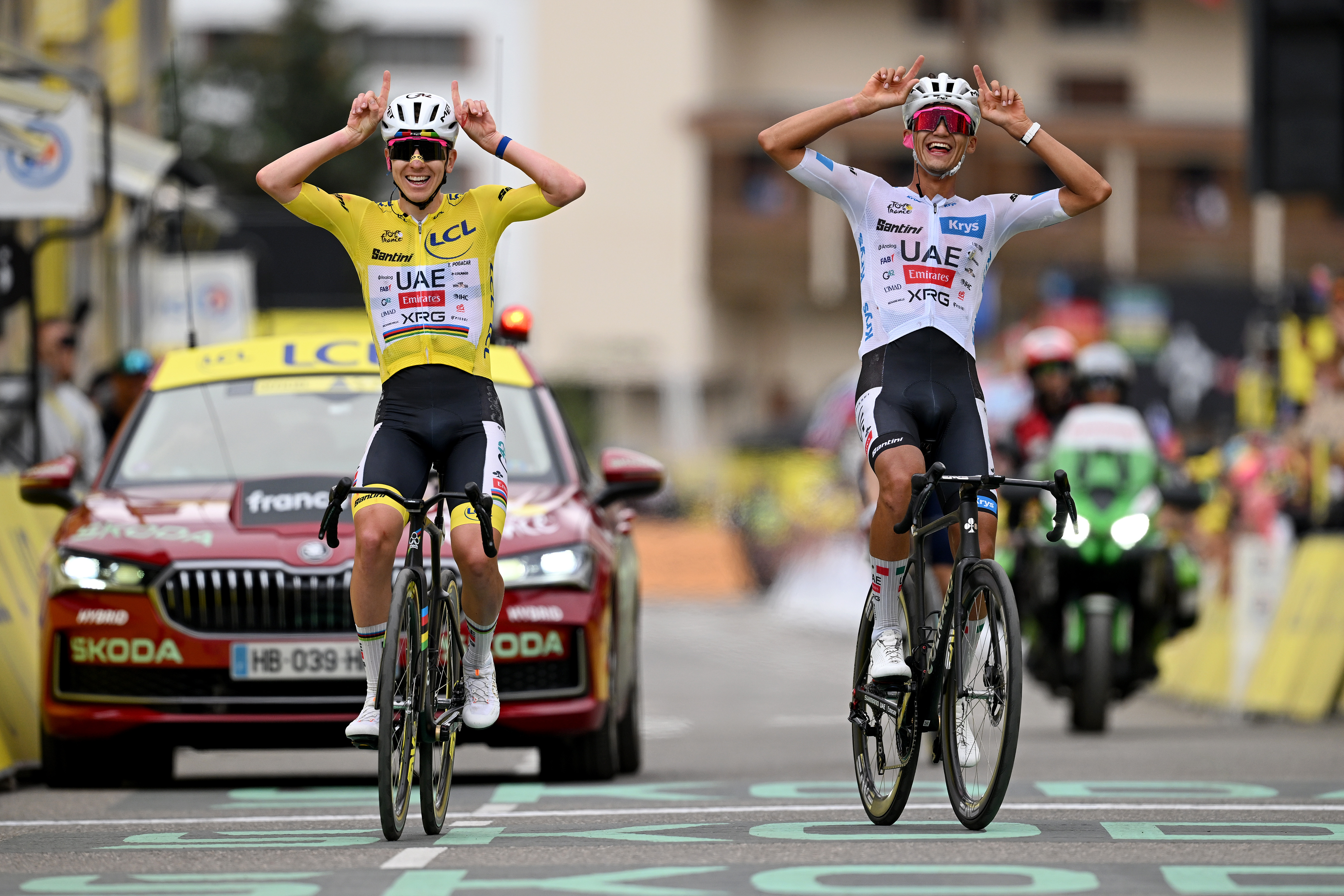 El ganador general final, Tadej Pogacar de Eslovenia y - Yellow Leader Jersey e Isaac Del Toro de México y UAE Team Emirates - XRG - White best Young Rider Jersey y el ganador del tercer lugar celebran en la línea de meta durante el 113.o Tour de Francia 2026, etapa 20, una etapa de 170,9 km desde Le Bourg d'Oisans hasta Alpe d'Huez 1842m / #UCIWT / en julio 25 de diciembre de 2026 en Alpe d'Huez, Francia. (Foto de Luc Claessen/Getty Images)