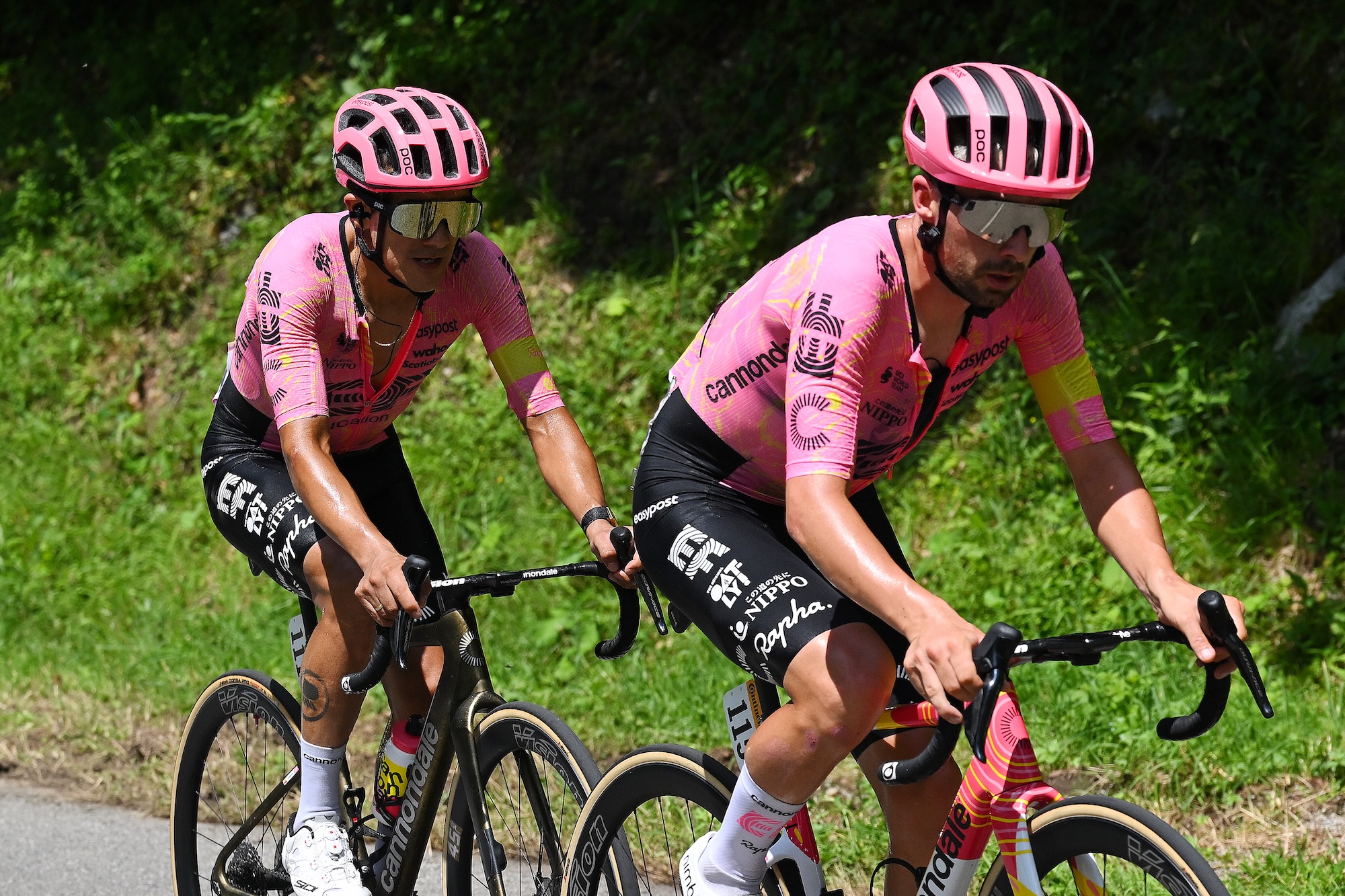 PLATEAU DE BEILLE, FRANCIA - 14 DE JULIO: (LR) Richard Carapaz de Ecuador y Ben Healy de Irlanda y el equipo EF Education - EasyPost compiten en la escapada durante el 111.o Tour de Francia 2024, etapa 15, una etapa de 197,7 km desde Loudenvielle hasta Plateau de Beille 1782 m / #UCIWT / el 14 de julio de 2024 en Plateau de Beille, Francia. (Foto de Tim de Waele/Getty Images)
