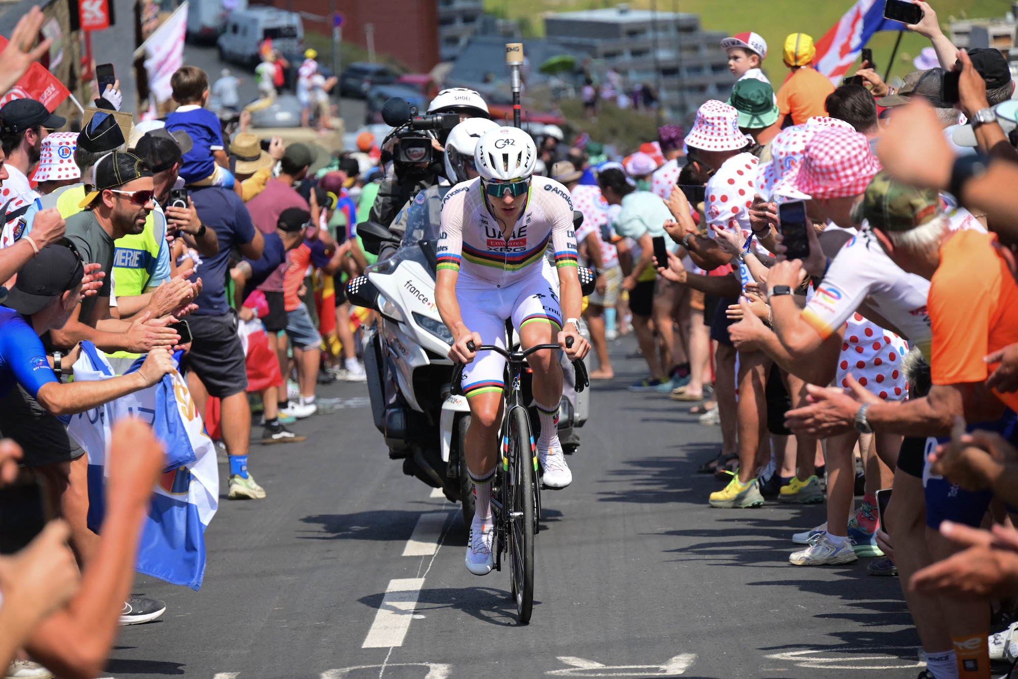UAE Team Emirates - El ciclista de XRG, Tadej Pogacar, asciende al Col du Tourmalet durante la sexta etapa de la 113.ª edición del Tour de Francia, mientras la multitud se inclina para vitorear (Foto de Bernard PAPON / POOL / AFP)