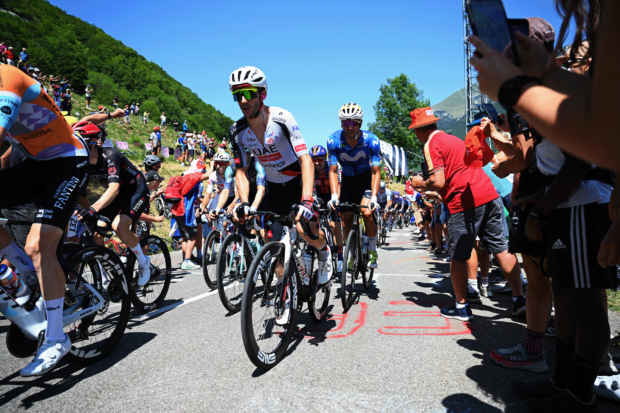 Adam Yates lucha contra problemas estomacales y reducción de tiempo para sobrevivir a la etapa 17 del Tour de Francia