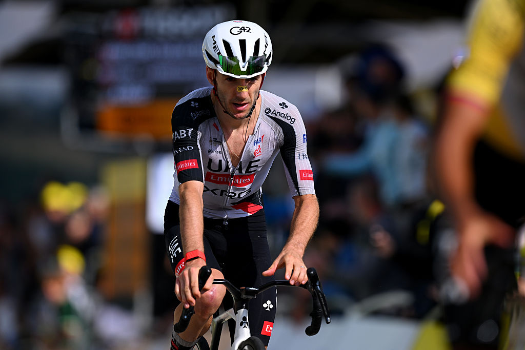 Adam Yates del UAE Team Emirates - XRG cruza la línea de meta durante el 113º Tour de Francia 2026
