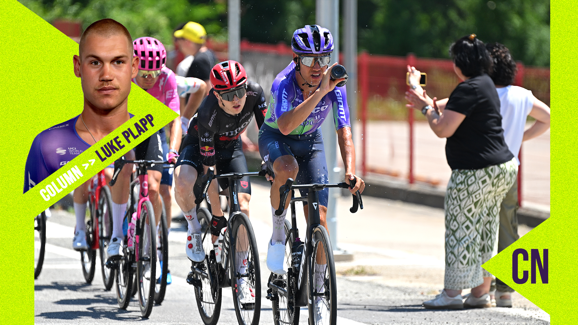 Luke Plapp participando en el Tour de Francia de 2026, rociándose agua sobre sí mismo. Imagen superpuesta con un retrato de Plapp, como columnista de My Bike.