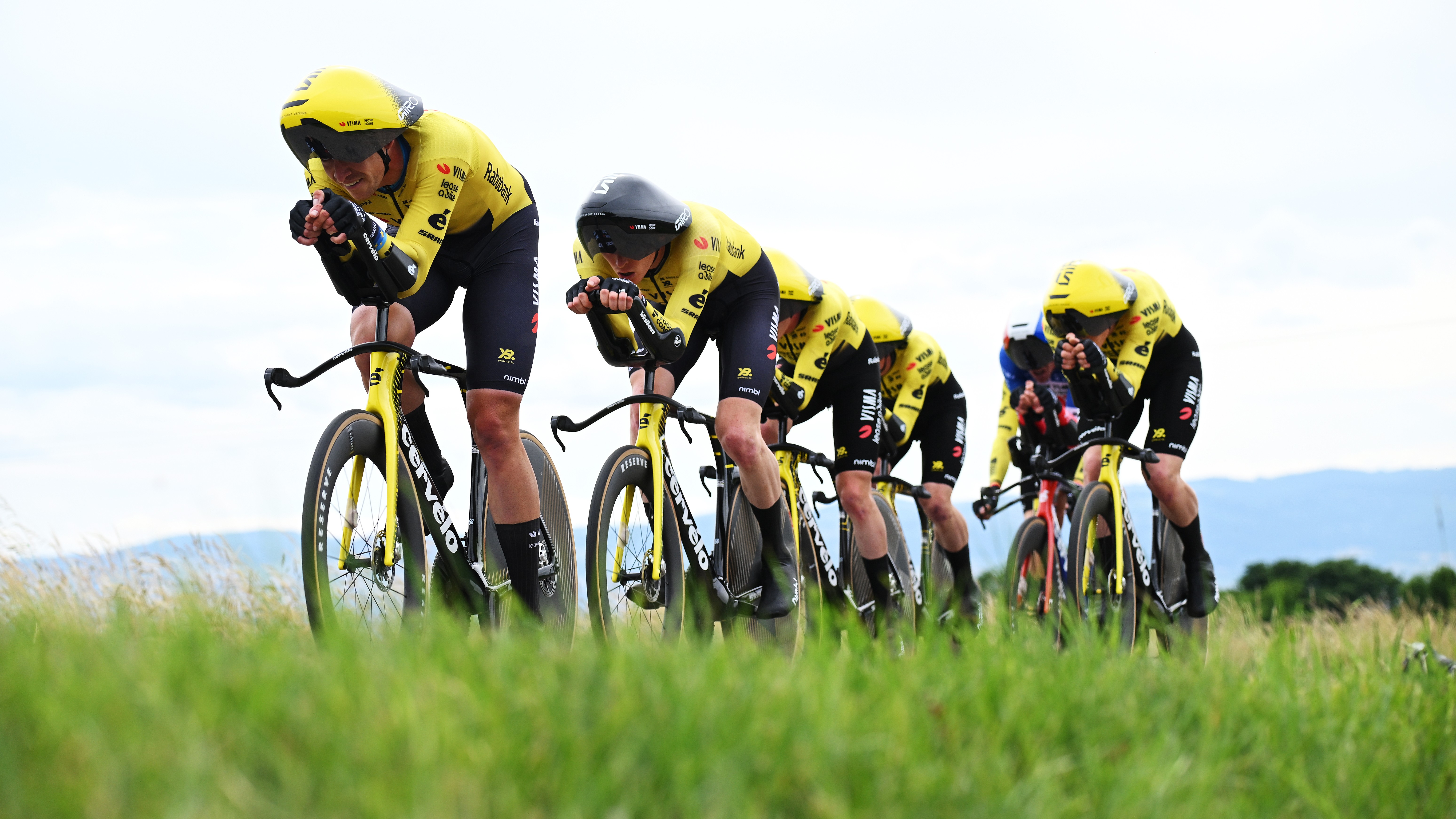  Edoardo Affini de Italia, Matteo Jorgenson de Estados Unidos y Team Visma | Lease a Bike compite durante el 78º Tour Auvernia-Ródano-Alpes 2026