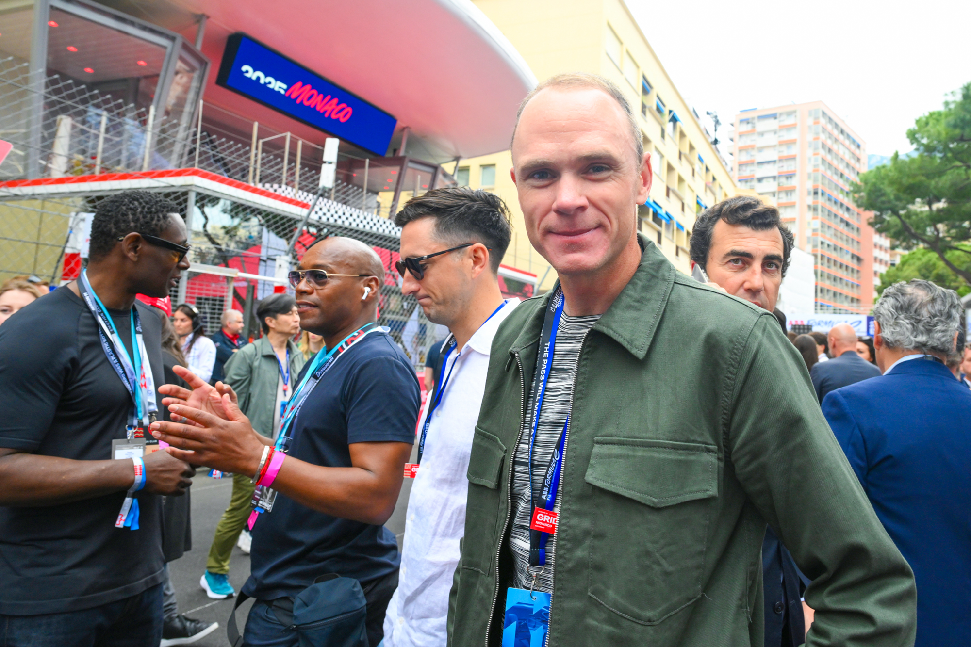 MONTECARLO, MÓNACO - 3 DE MAYO: Chris Froome, OBE y ciclista profesional británico, observa durante el E-Prix de Mónaco, sexta ronda del Campeonato Mundial de Fórmula E FIA 2025 en el Circuito de Mónaco el 3 de mayo de 2025 en Montecarlo, Mónaco. (Foto de Simon Galloway/LAT Images para Fórmula E)