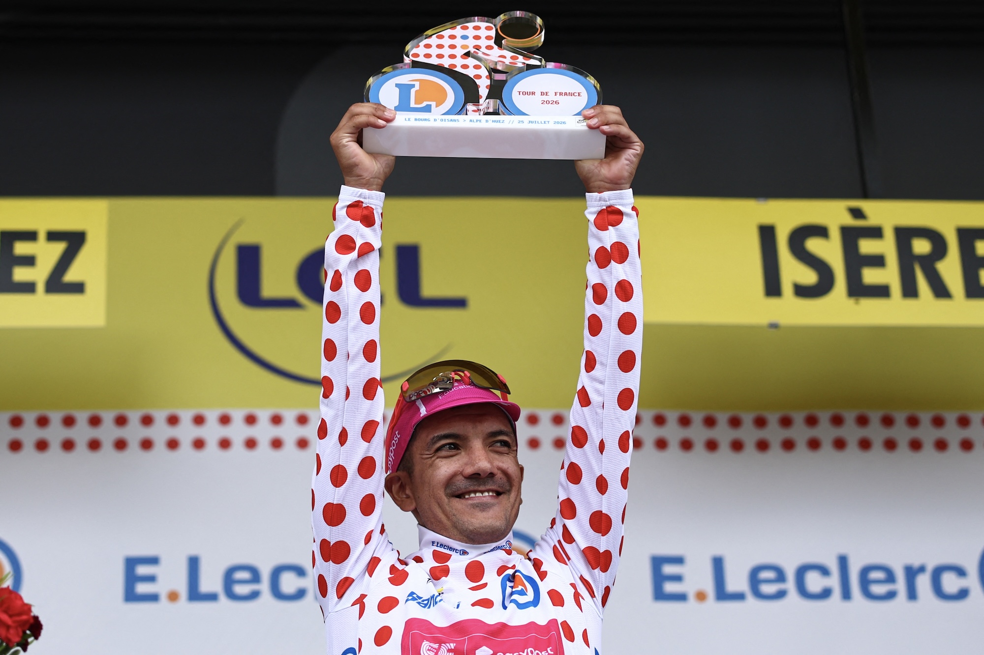 Richard Carapaz alza el trofeo al mejor escalador tras la etapa 20 y lucirá el maillot de lunares en el último día en París