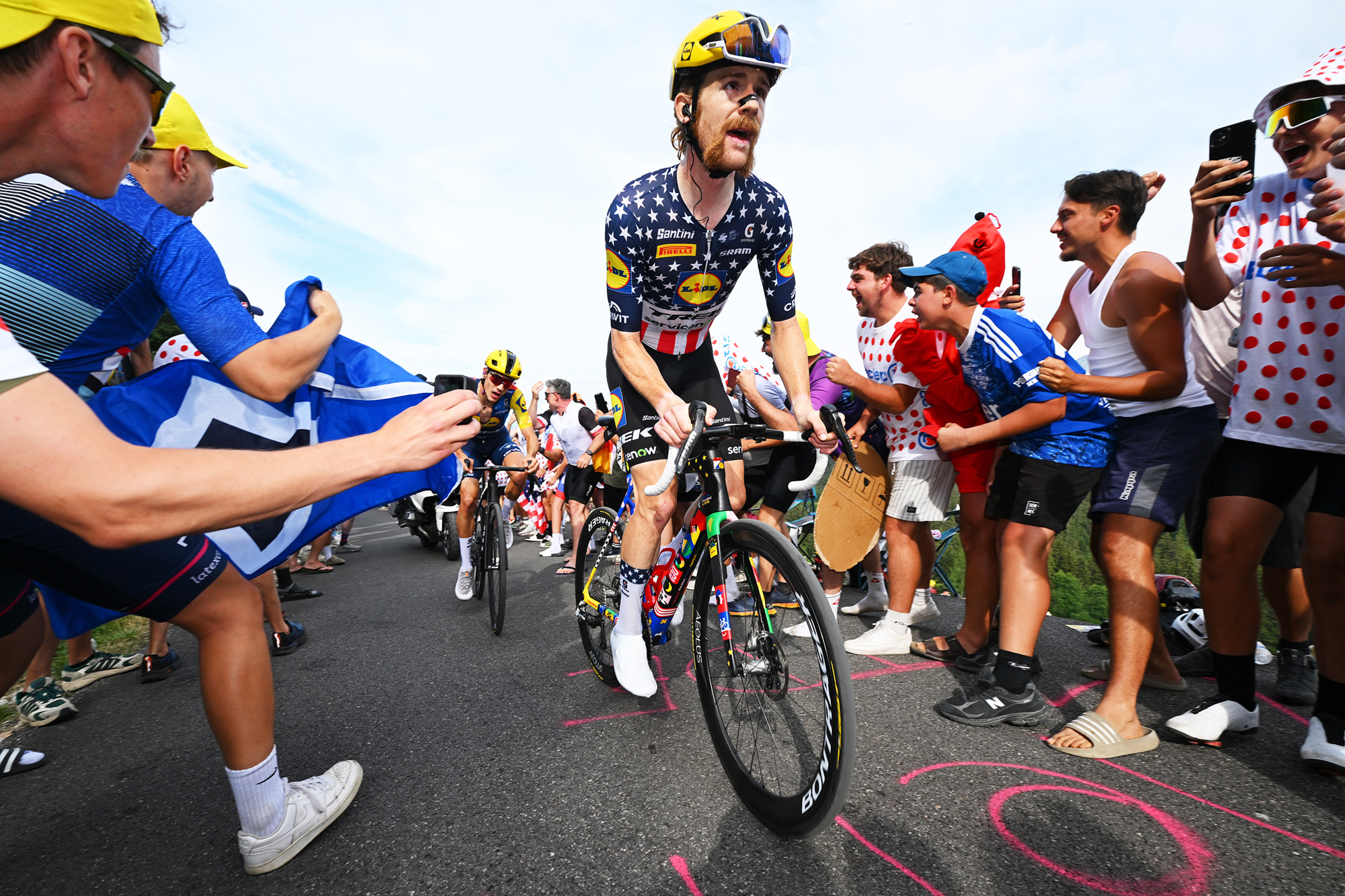 PLATEAU DE SOLAISON, FRANCIA - 19 DE JULIO: Quinn Simmons de Estados Unidos y el equipo Lidl - Trek compite mientras los fanáticos animan en el Plateau de Solaison (1501 m) durante el 113.o Tour de Francia 2026, etapa 15 a 183,9 km a 155,3 km desde Champagnole a Plateau de Solaison 1501 m / #UCIWT / en julio 19 de septiembre de 2026 en Plateau de Solaison, Francia. (Foto de Tim de Waele/Getty Images)