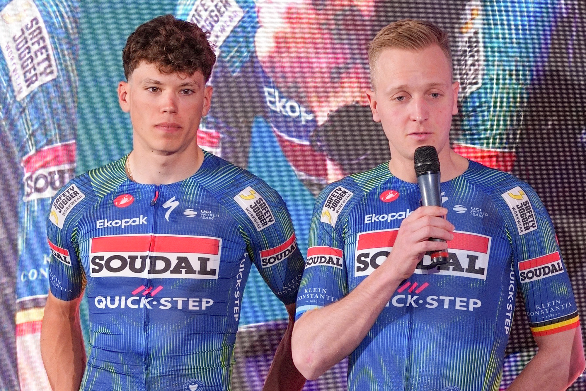 Paul Magnier y Tim Merlier en el escenario de la presentación del equipo Soudal-QuickStep 2026