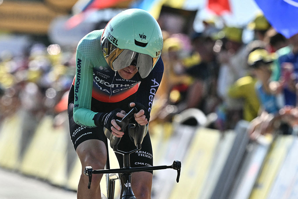   Paul Seixas llega en bicicleta a la meta de la 16.ª etapa de la 113.ª edición del Tour de Francia, 26 km entre Évian-les-Bains y Thonon-les-Bains