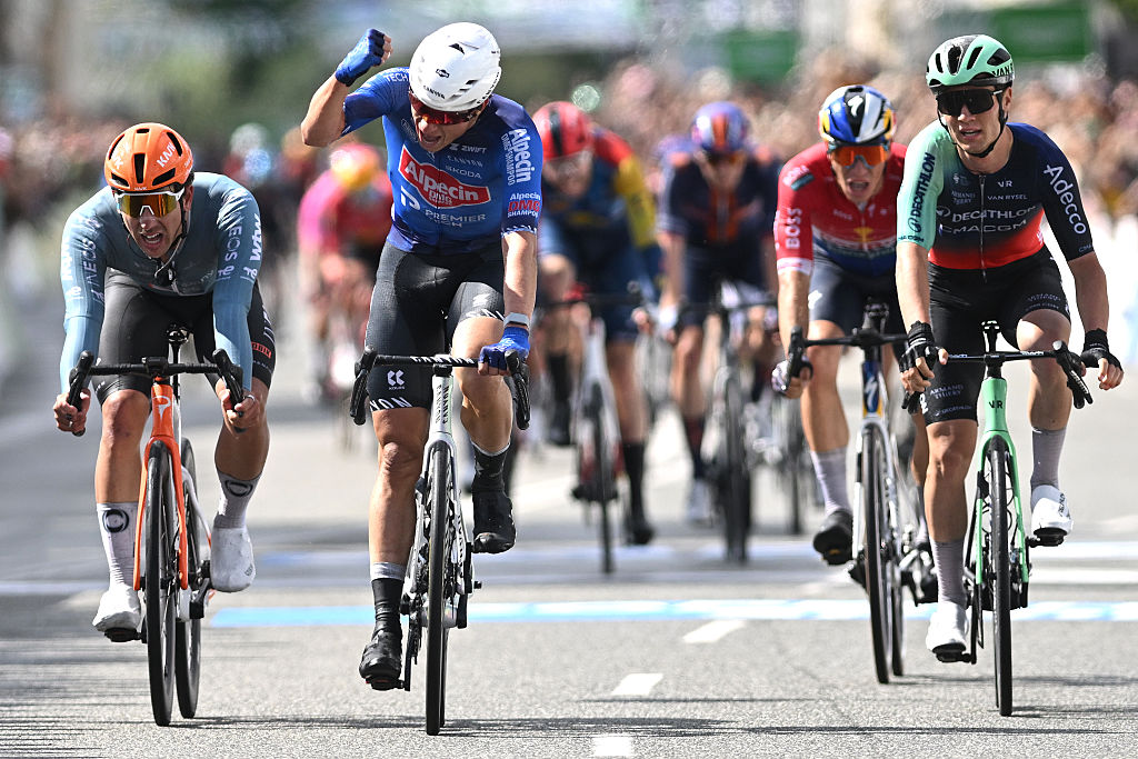 COPENHAGUE, DINAMARCA - 14 DE JUNIO: Jasper Philipsen de Bélgica y el equipo Alpecin-Premier Tech (C) celebran en la línea de meta como ganador de la carrera por delante de (LR) Sam Welsford de Australia y el equipo ciclista Netcompany INEOS y Tobias Lund Andresen de Dinamarca y el equipo Decathlon CMA CGM durante el segundo Sprint de Copenhague 2026 - Men's Elite, una carrera de un día de 228,2 km de Roskilde a Copenhague / #UCIWT / el 14 de junio de 2026 en Copenhague, Dinamarca. (Foto de Luc Claessen/Getty Images)