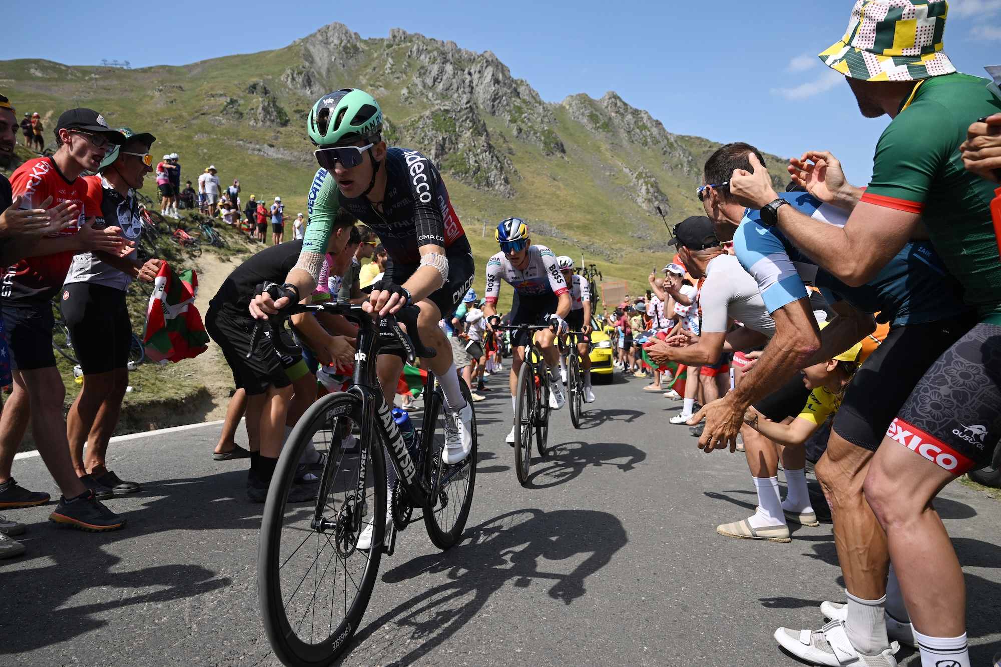 Paul Seixas del equipo Decathlon CMA CGM sube al Col du Tourmalet en la etapa 6 