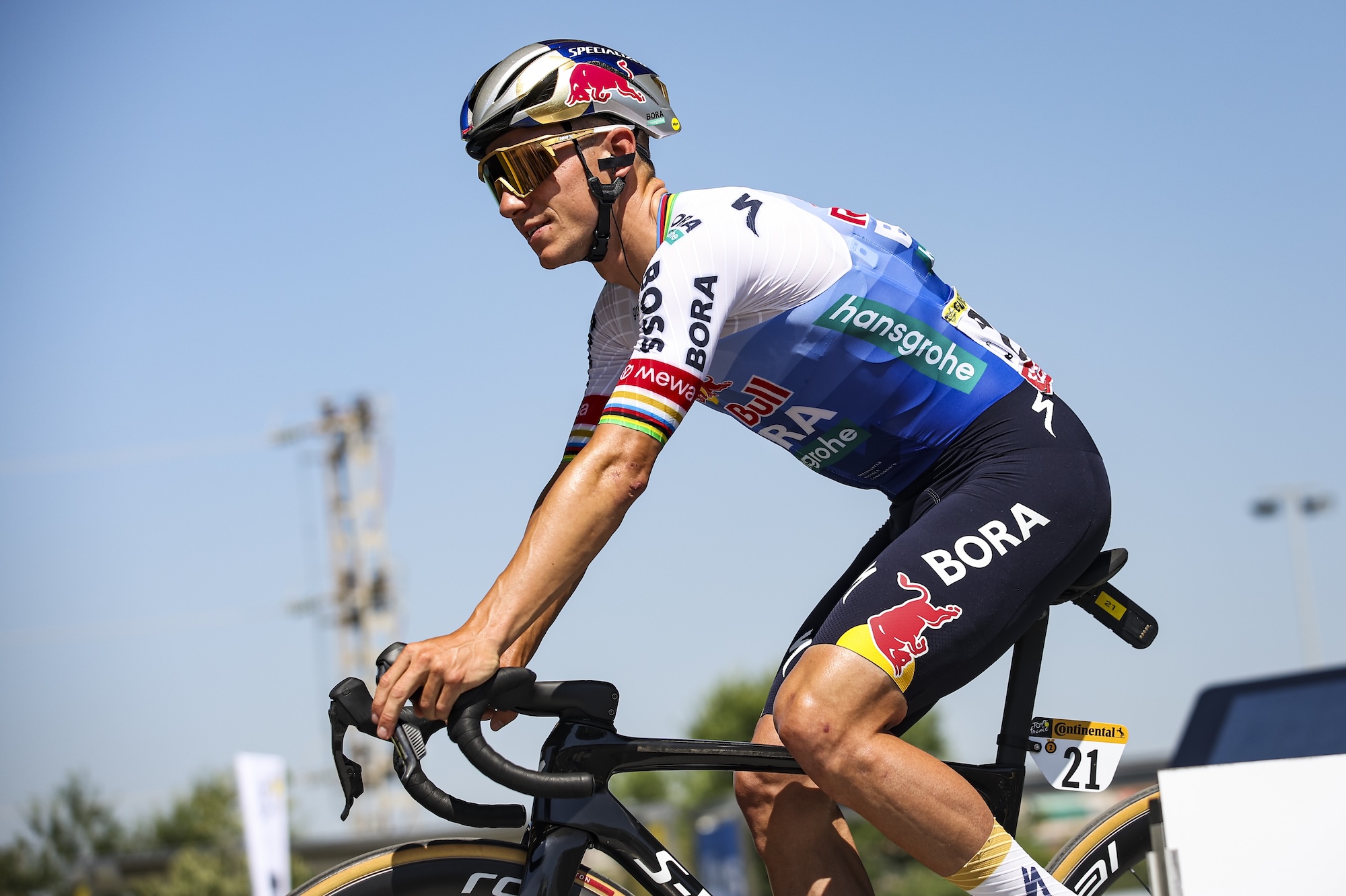 Remco Evenepoel cabalgando desde el inicio de sesión, vista desde el lado izquierdo.